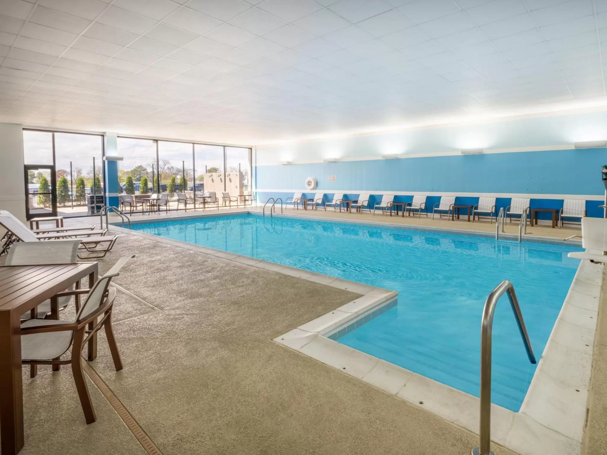 Swimming pool in Holiday Inn Chicago O'Hare - Rosemont by IHG