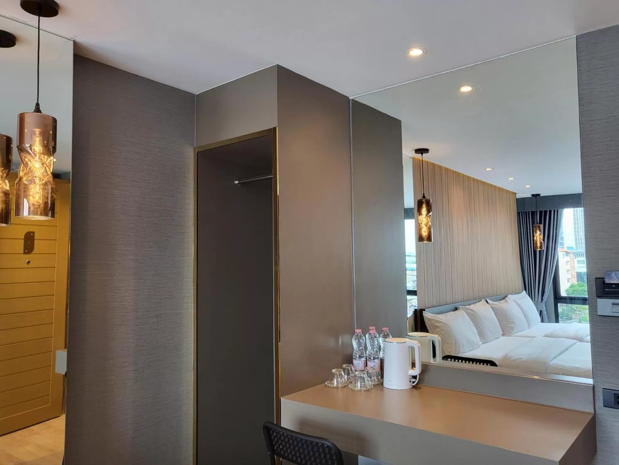 hair dresser, Bed in S3 Siam Bangkok Hotel