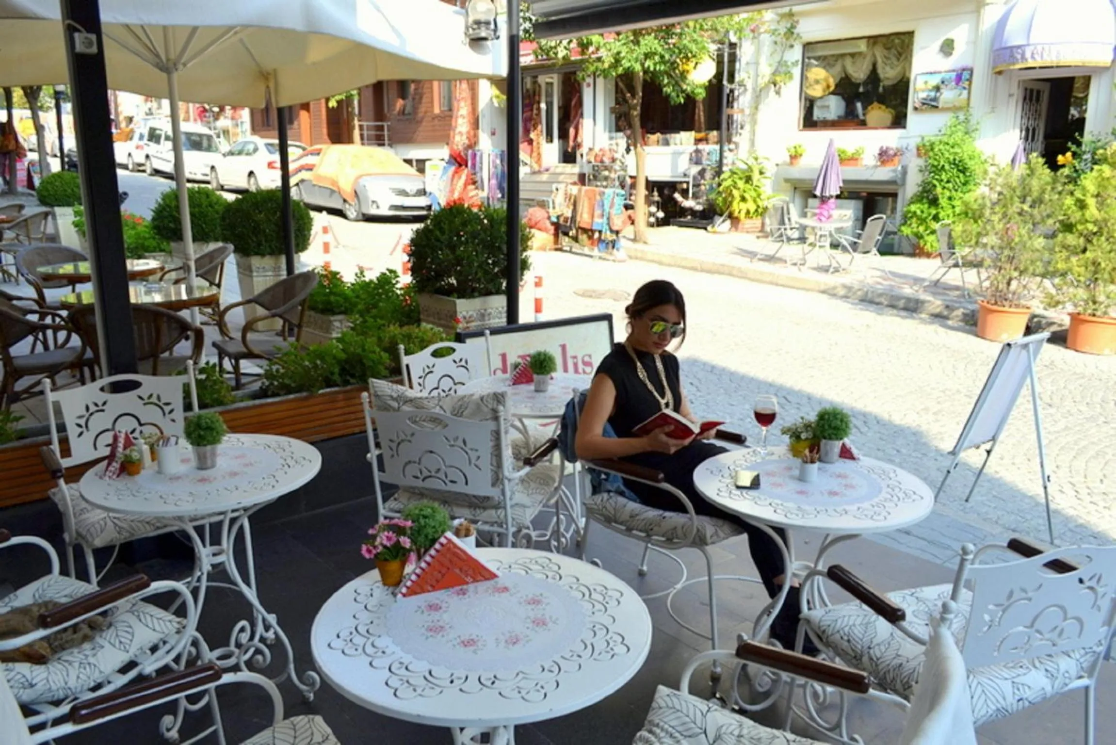 Restaurant/places to eat in Divalis Hotel