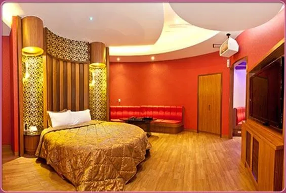 Decorative detail, Bed in Wei Feng Hotel - Kaohsiung