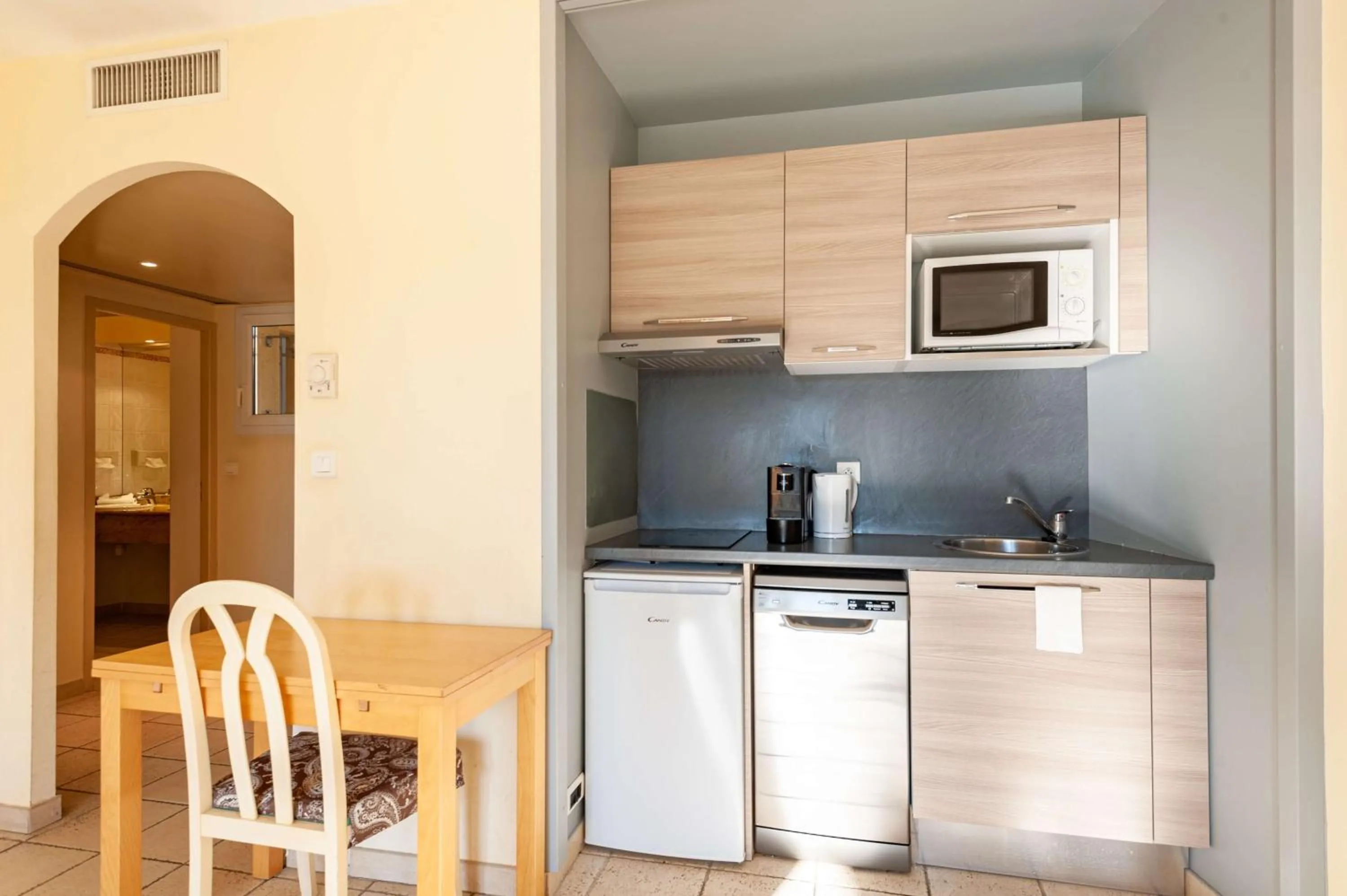 Kitchen or kitchenette in Residhotel Golf Grand Avignon