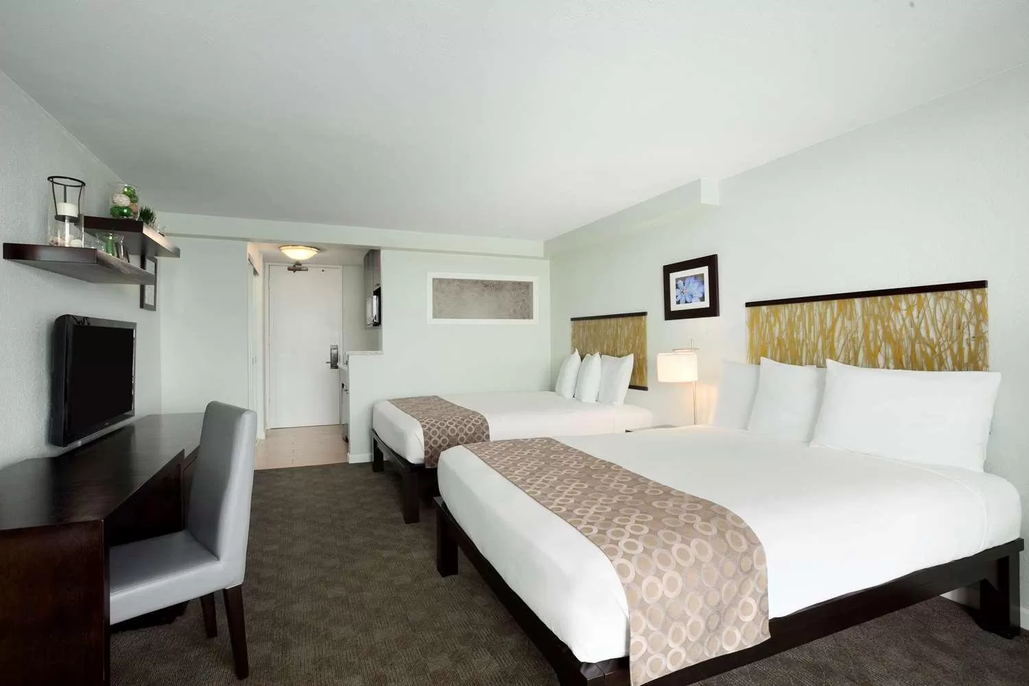 Bed in Skyline Island Colony Hotel