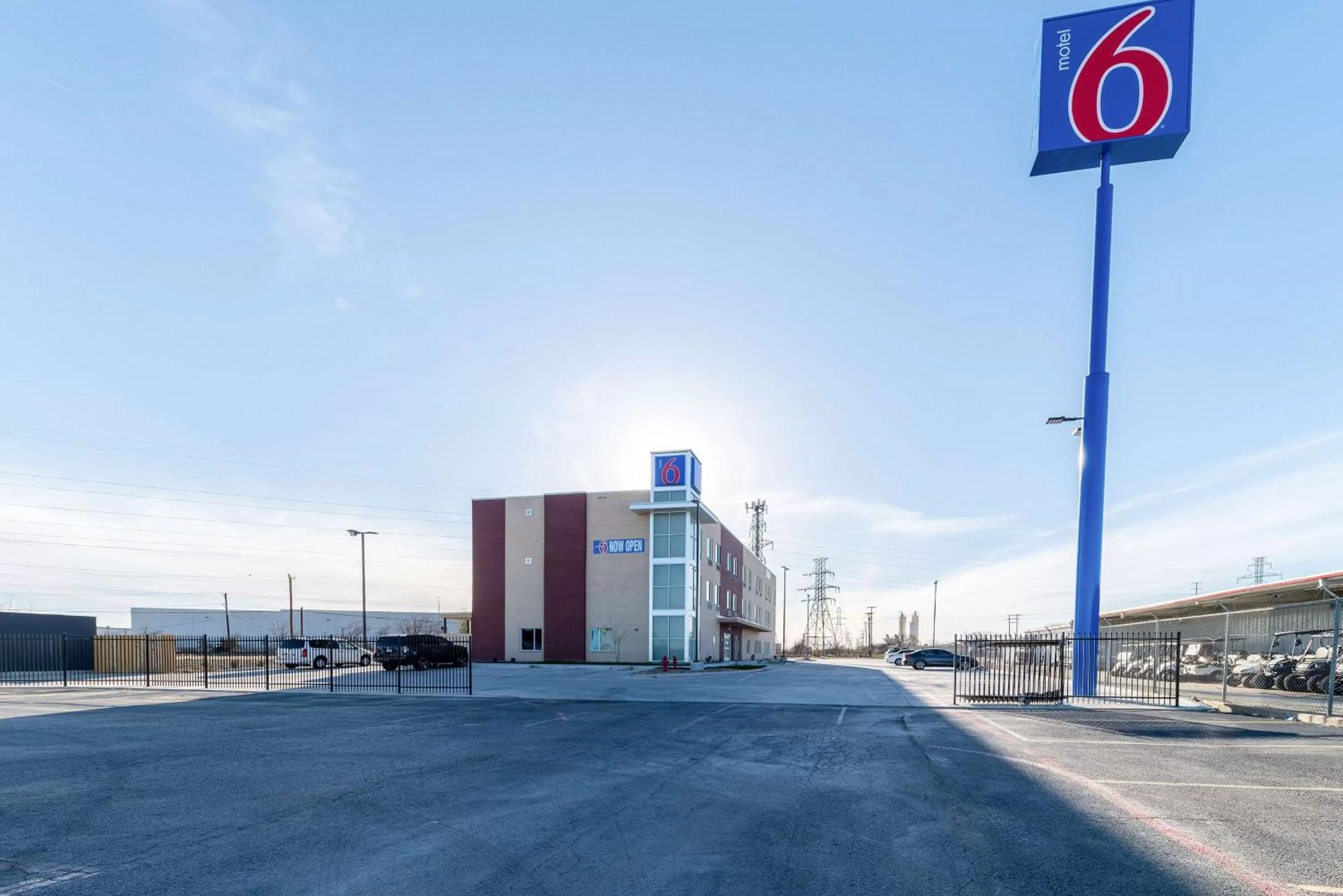 Property building in Motel 6 Fort Worth, TX - North - Saginaw