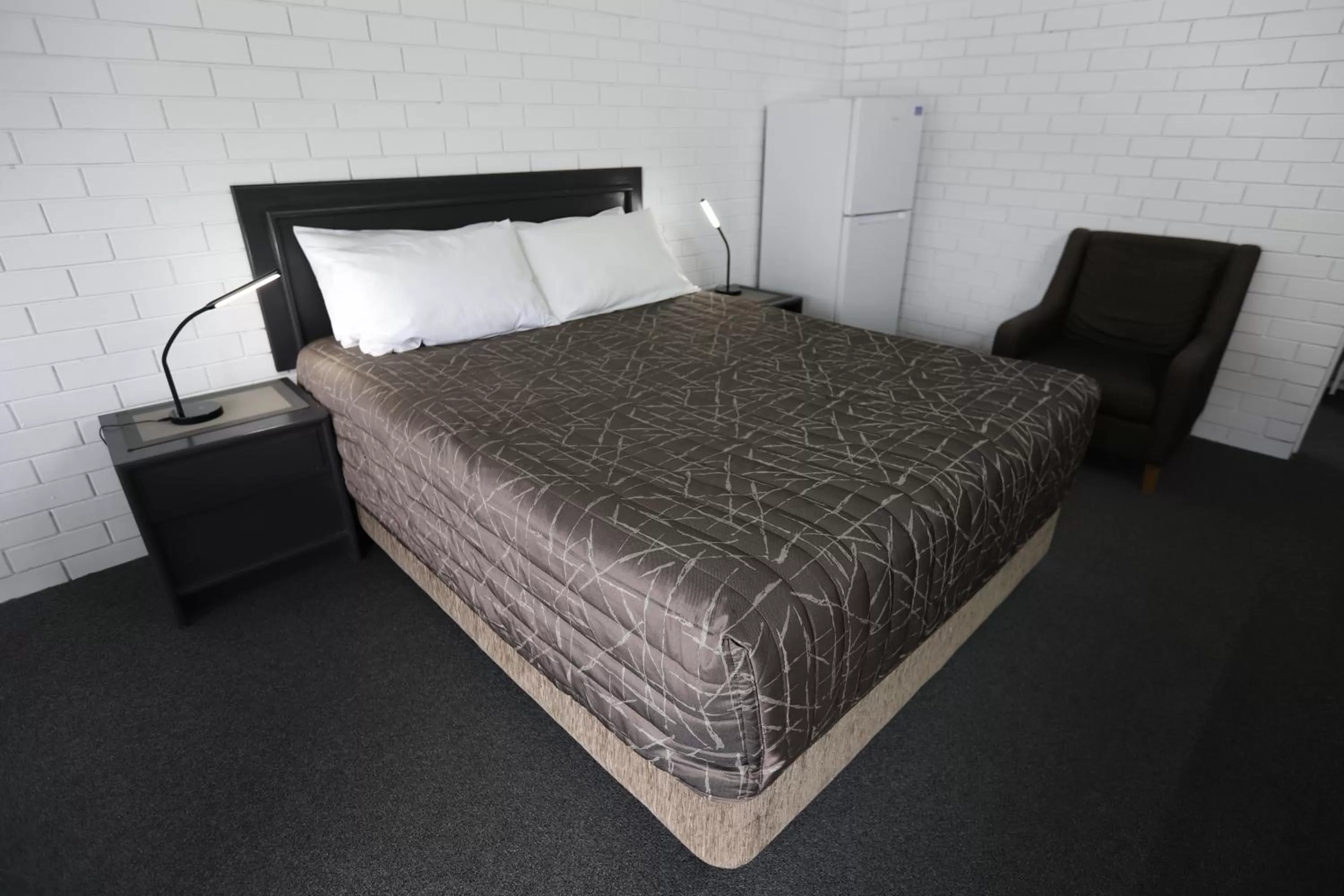 Bedroom, Bed in The Town House Motor Inn