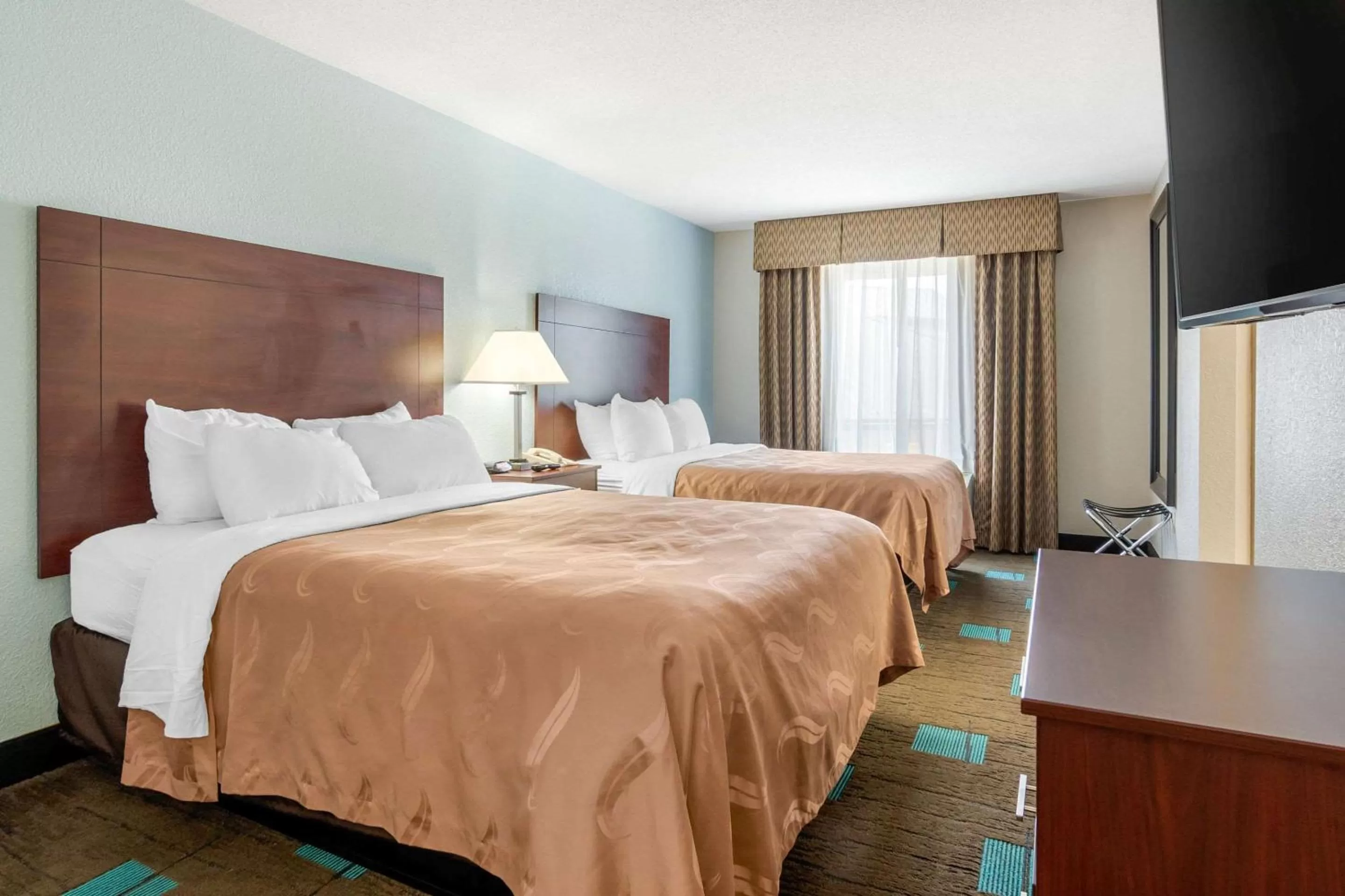 Photo of the whole room in Quality Suites Kansas City International Airport