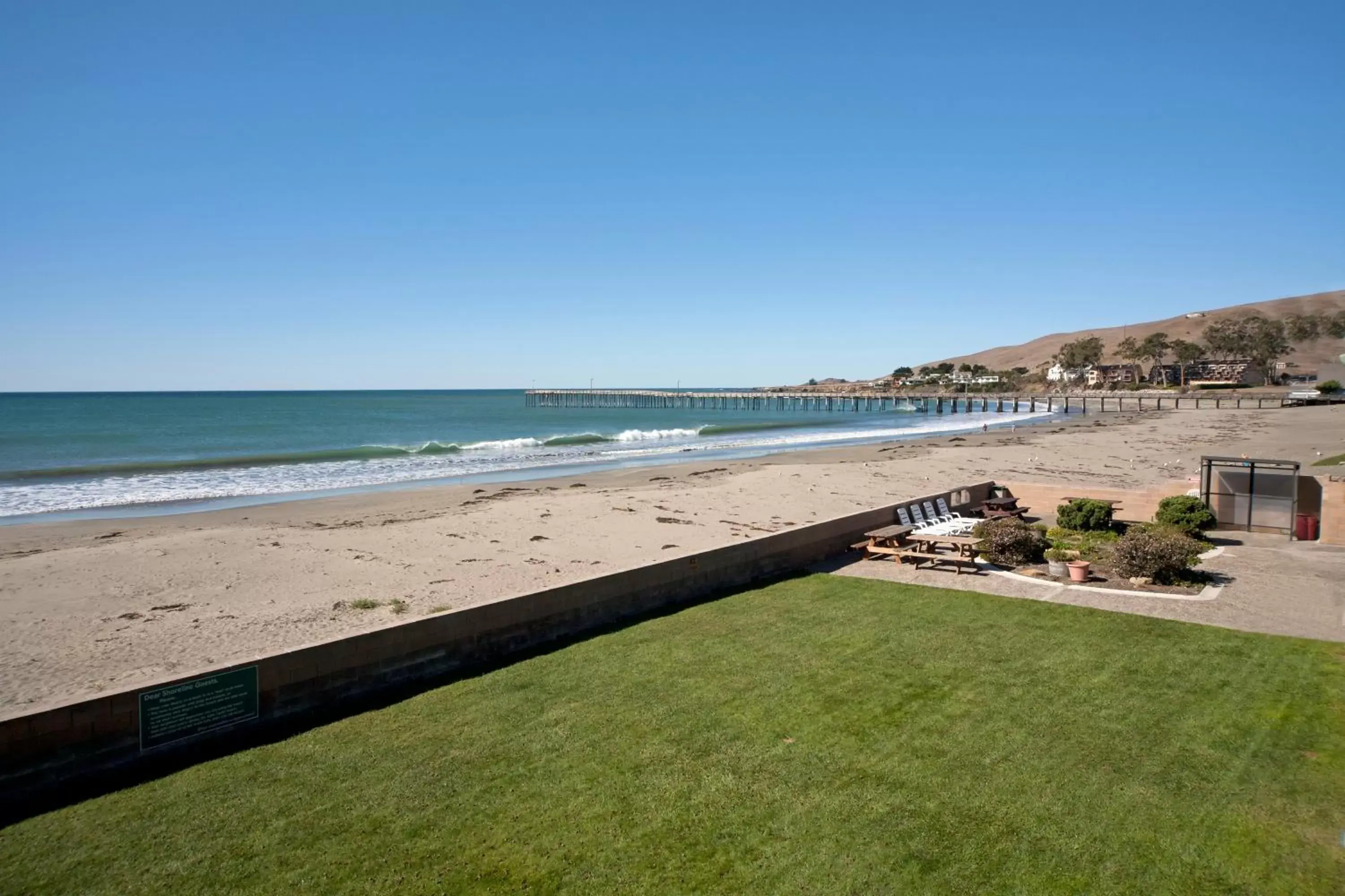 Beachfront -Upstairs King in Shoreline Inn...on the beach Beachfront -Upstairs King in Shoreline Inn...on the beach