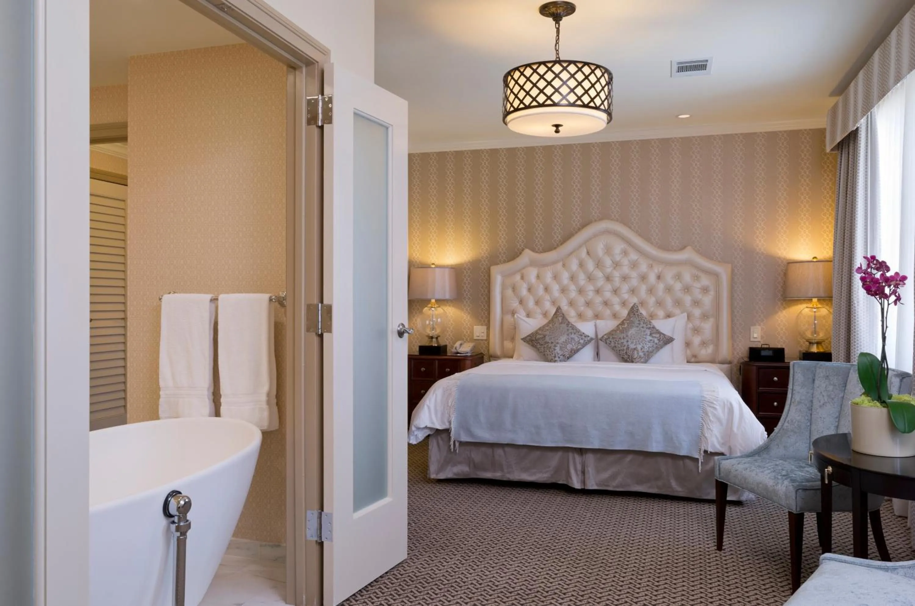 Bedroom, Bed in The Stephen F Austin Royal Sonesta Hotel