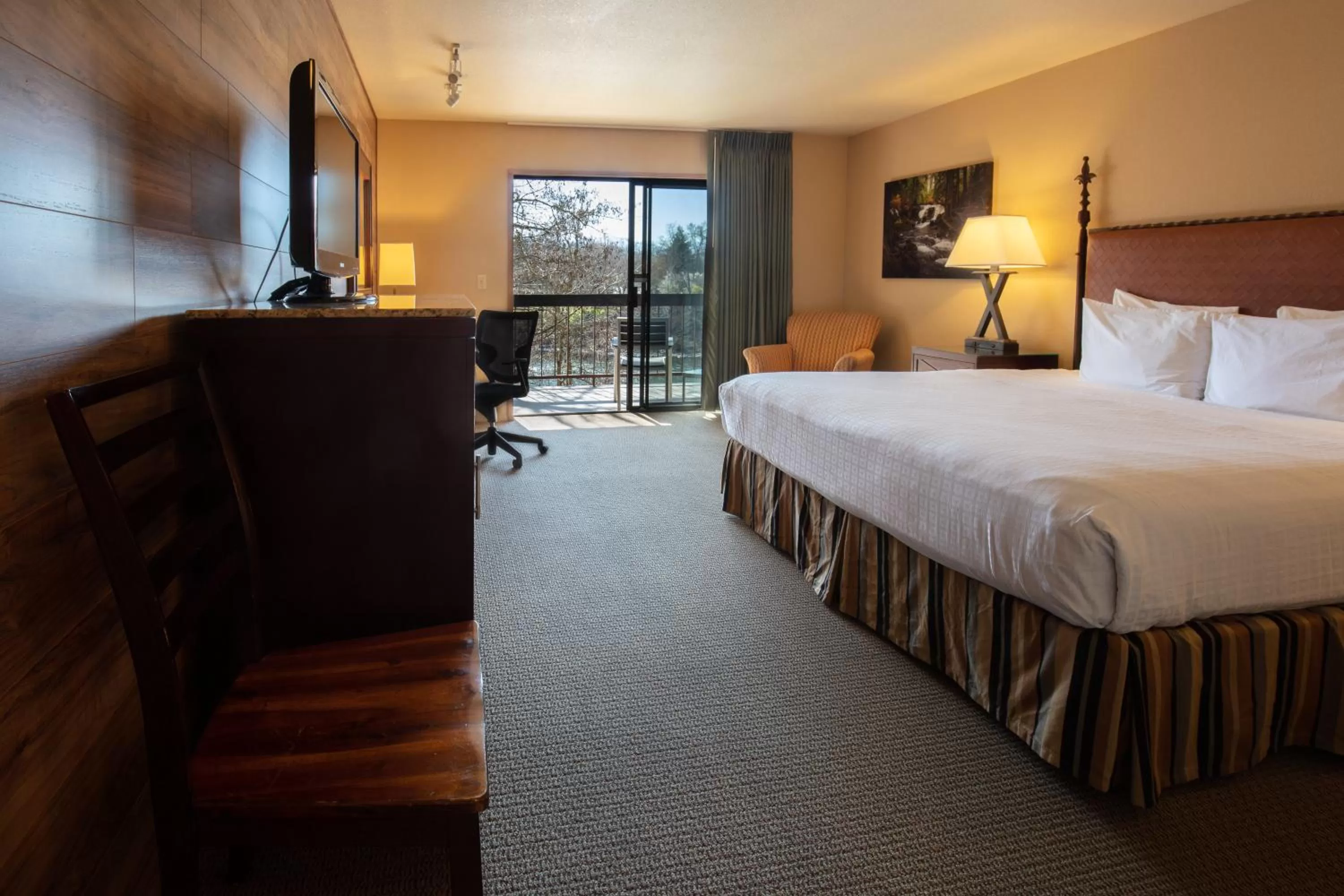 Bedroom, Bed in Riverside Inn