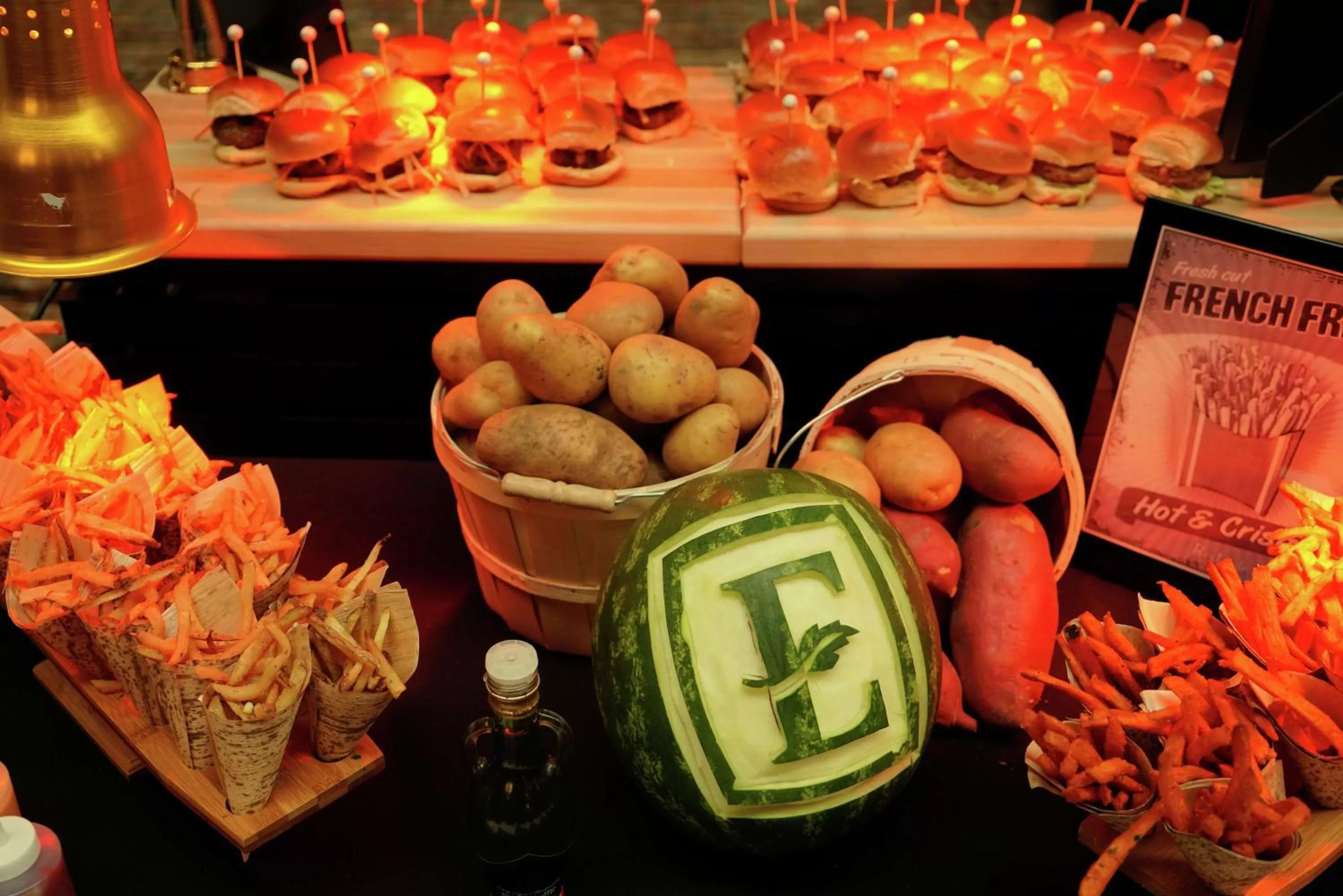 Dining area in Embassy Suites by Hilton Seattle North Lynnwood
