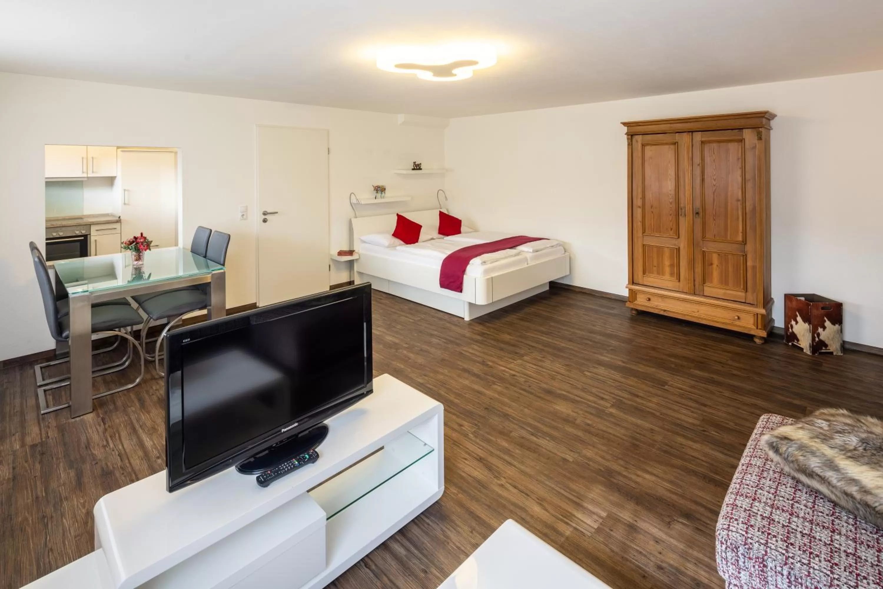 Communal lounge/ TV room, TV/Entertainment Center in Hotel Peterhof