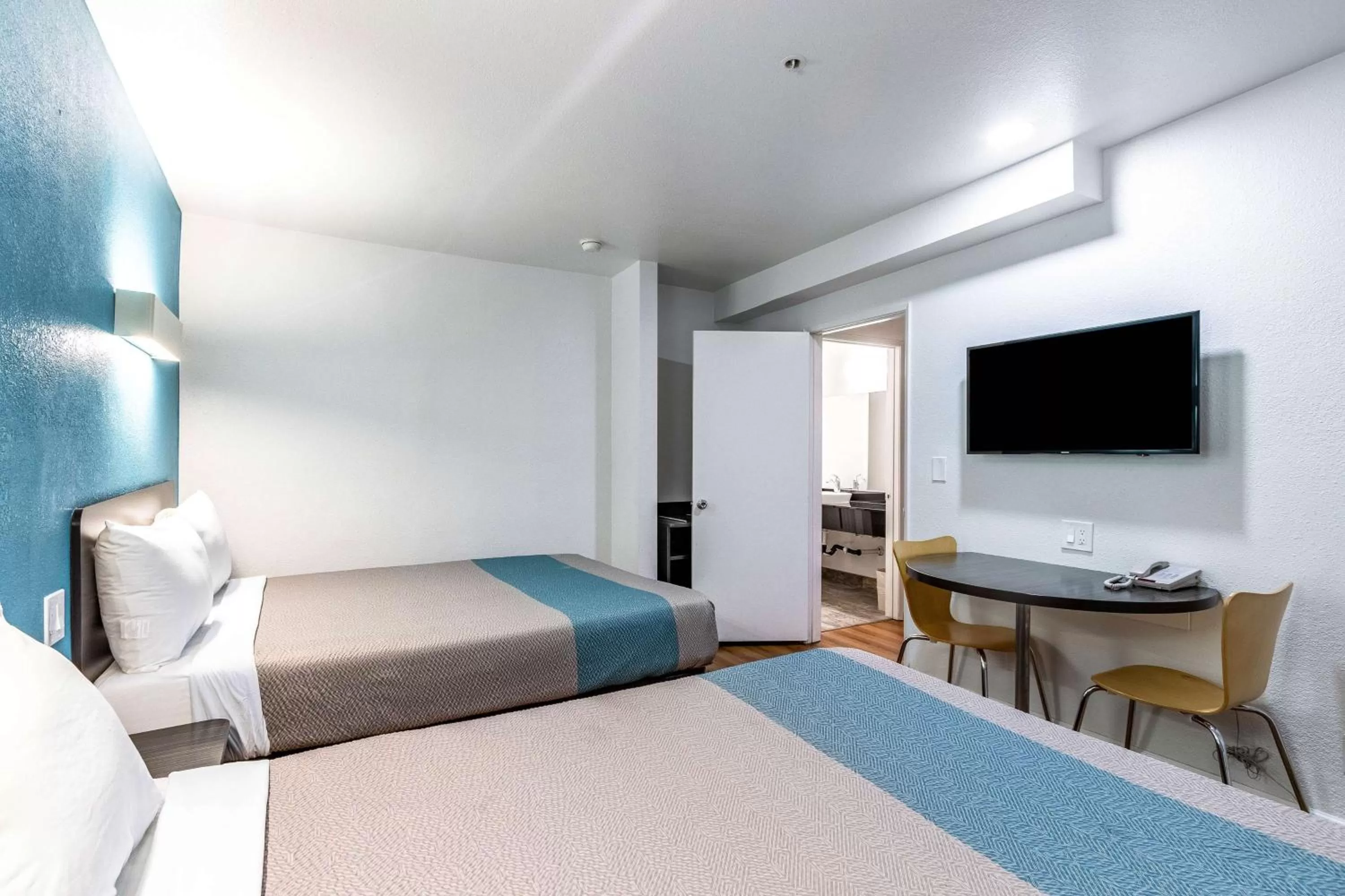 TV and multimedia, Bed in Motel 6-Fountain Valley, CA - Huntington Beach Area