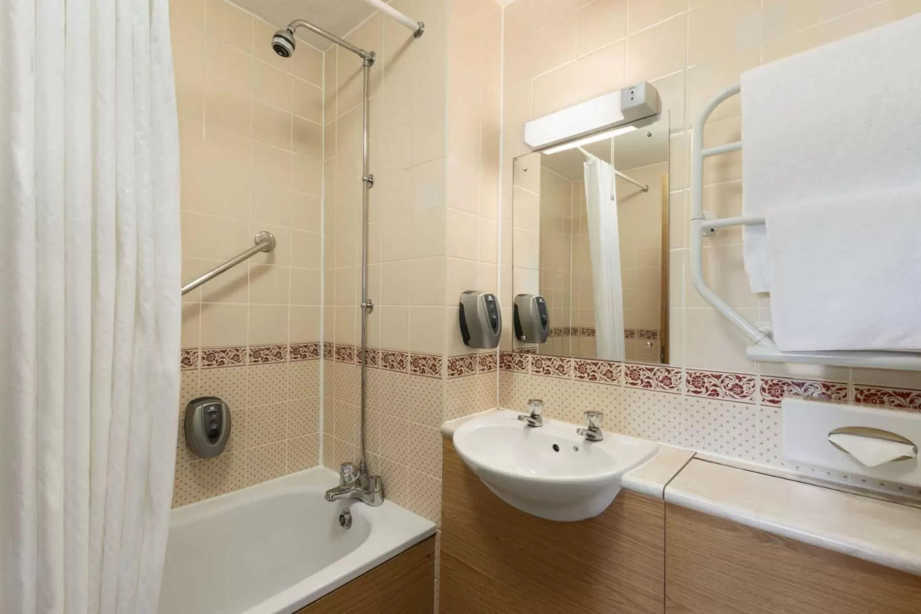 Bathroom in Days Inn Tewkesbury