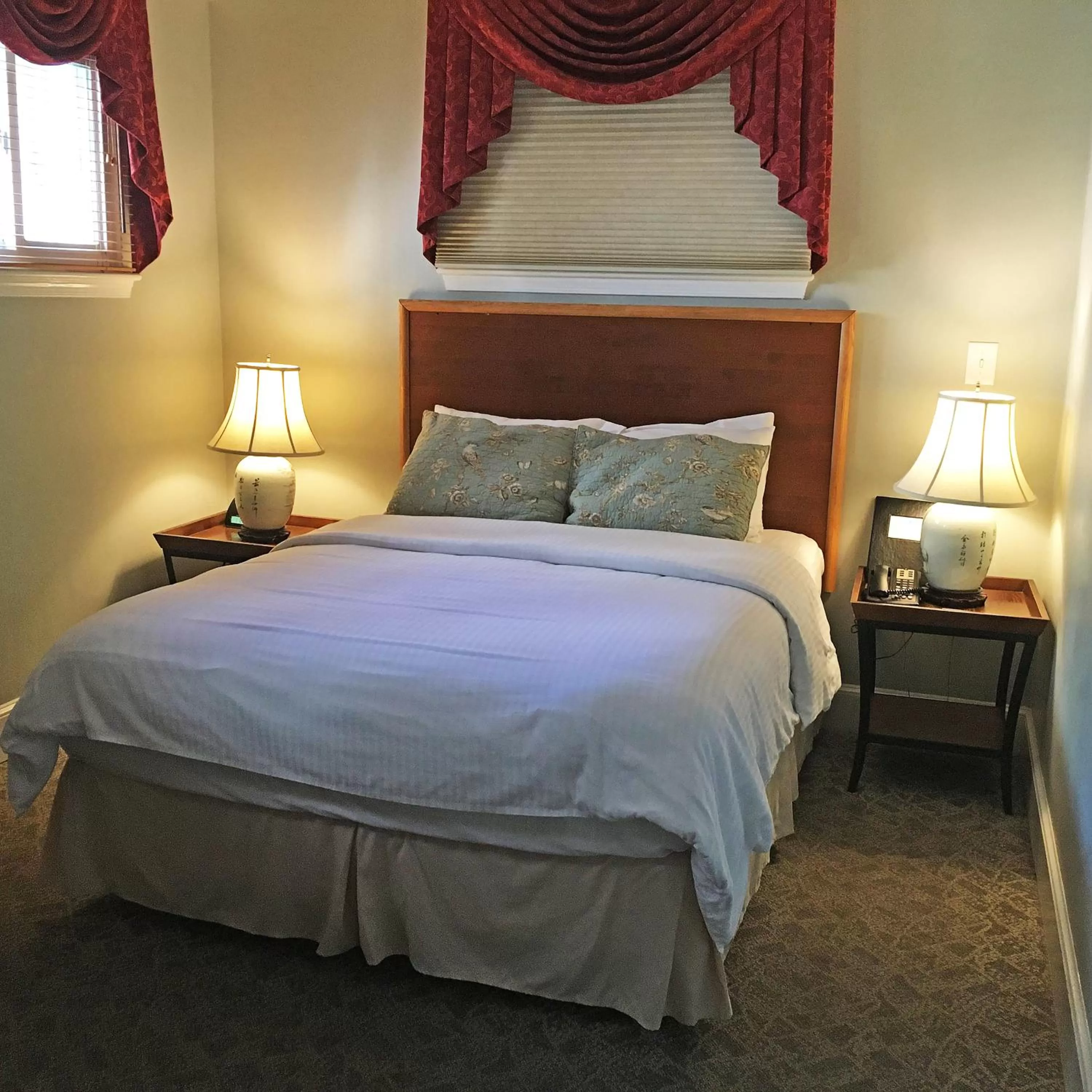 Bed in Morris House Hotel