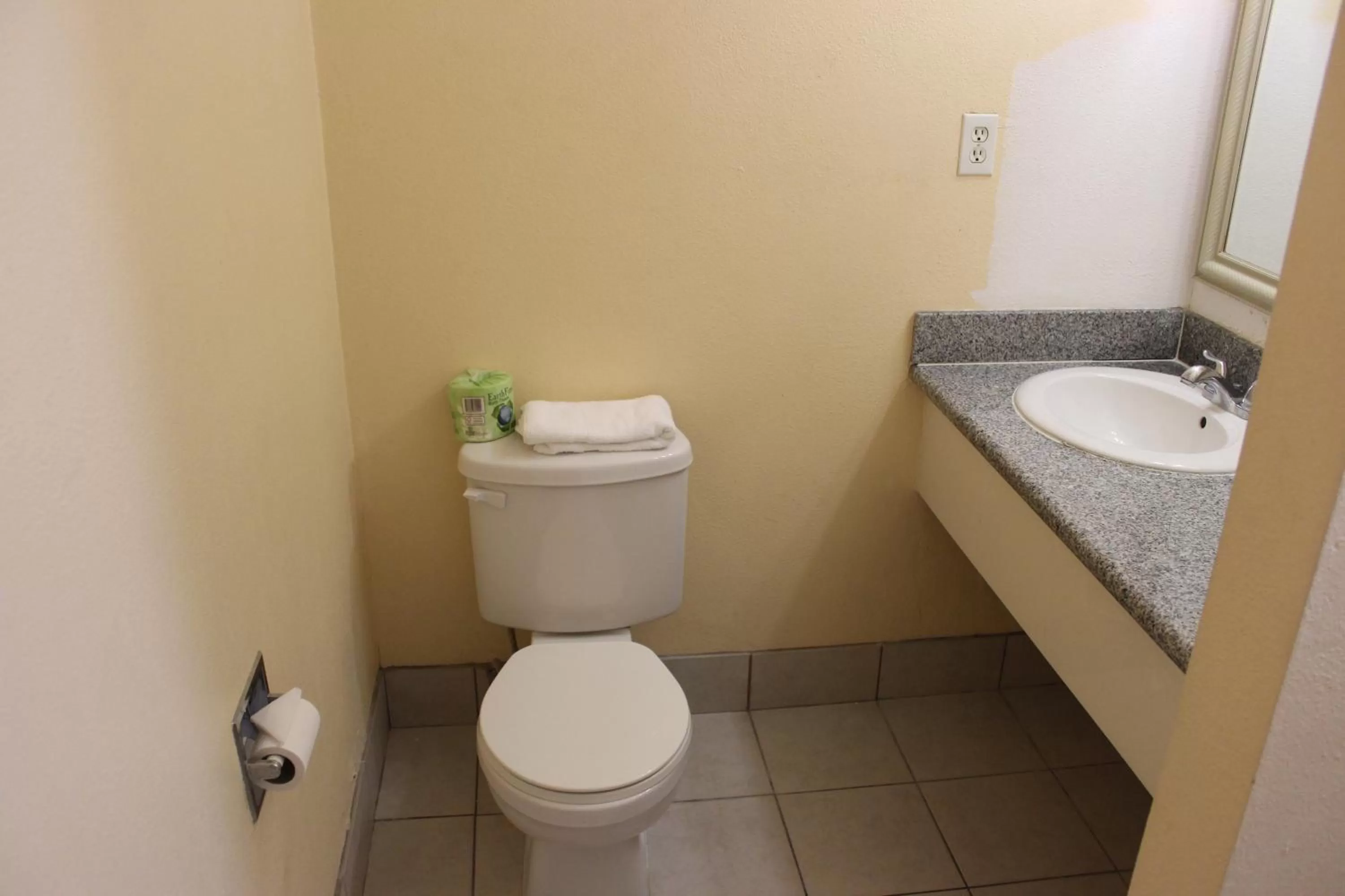 Bathroom in Budget Inn Redwood City