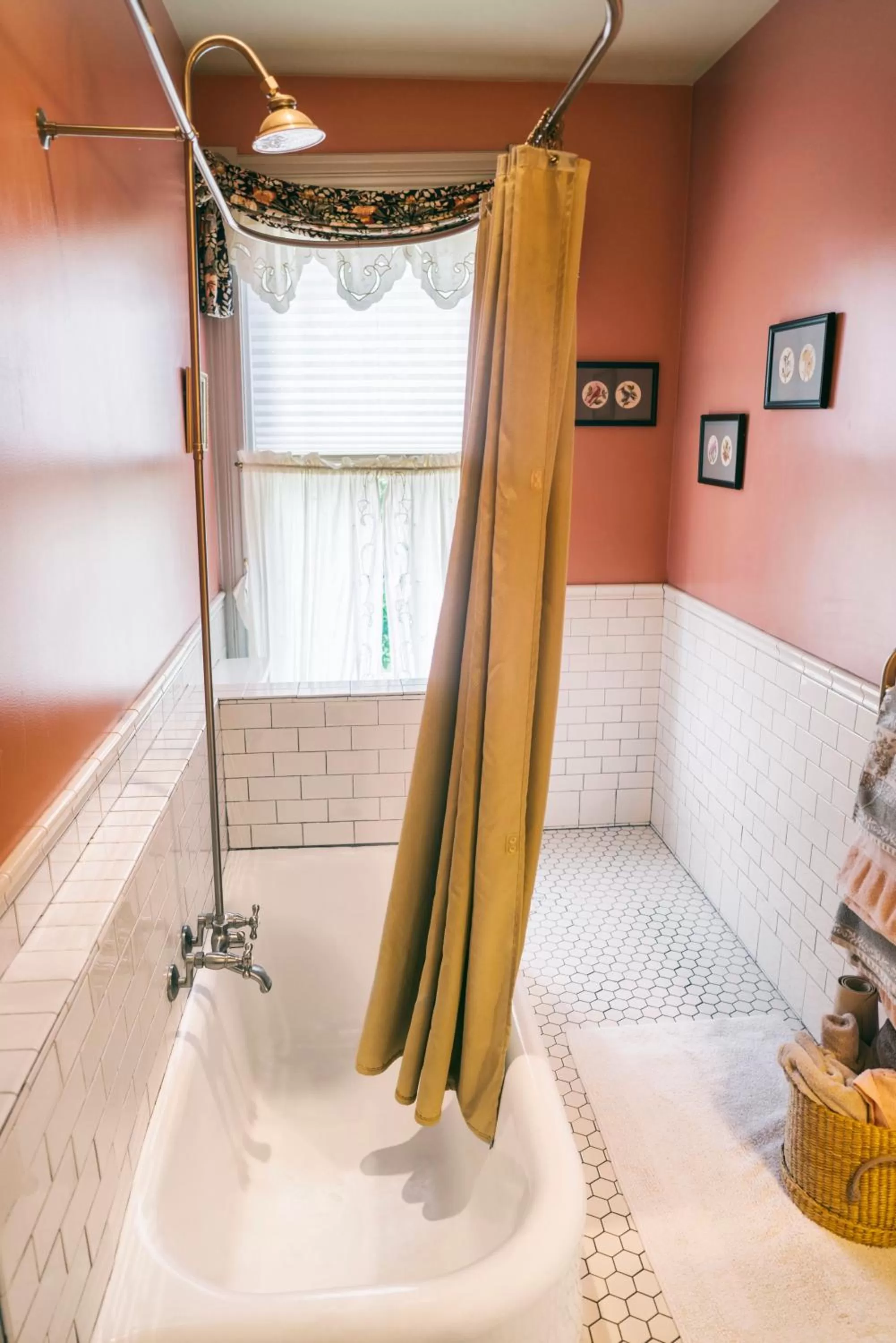 Shower in Hummingbird Inn