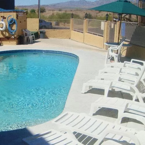 Swimming pool in Windsor Inn Lake Havasu City