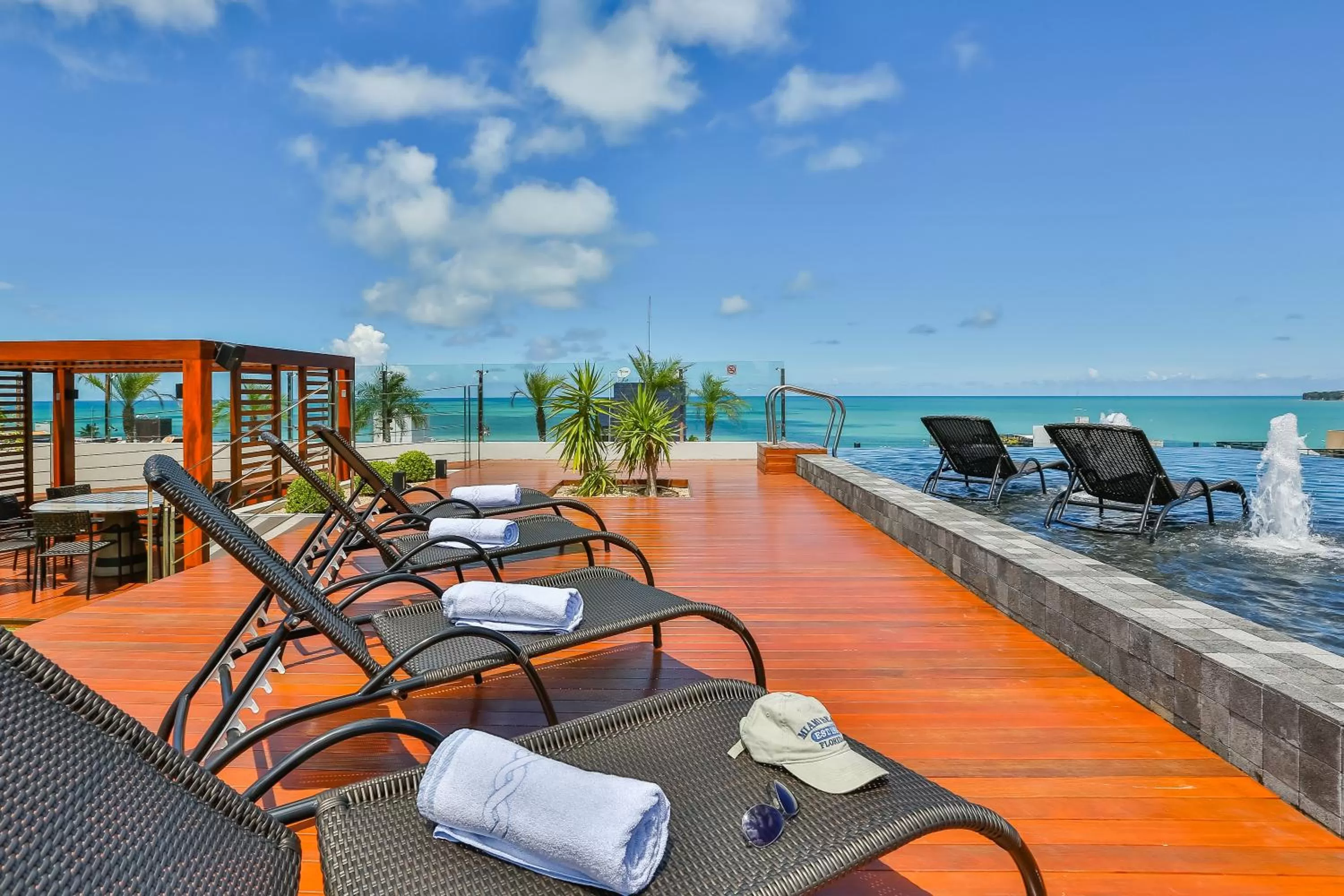 Swimming pool in Quality Suítes João Pessoa