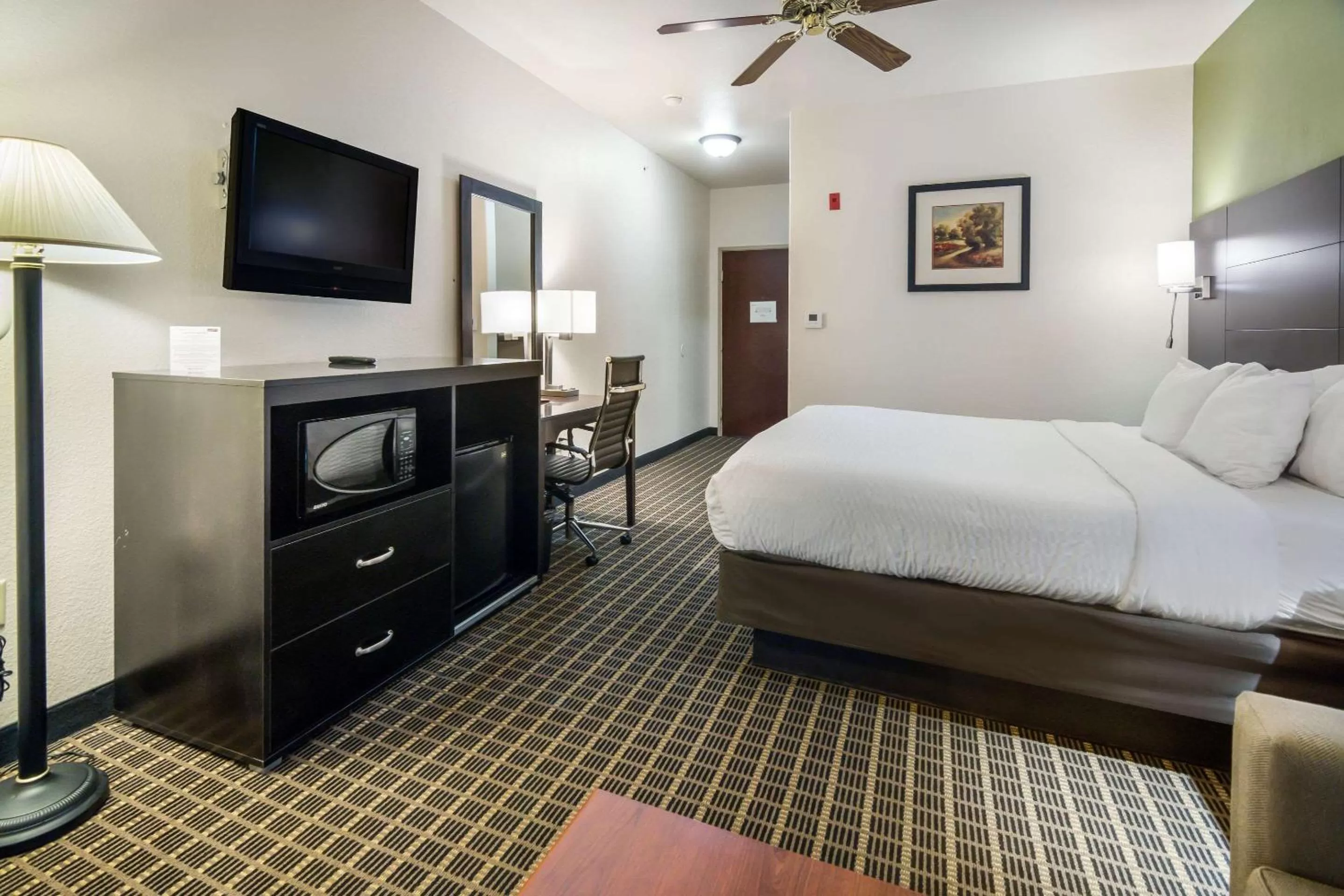 Photo of the whole room, Bed in Clarion Inn & Suites Weatherford South