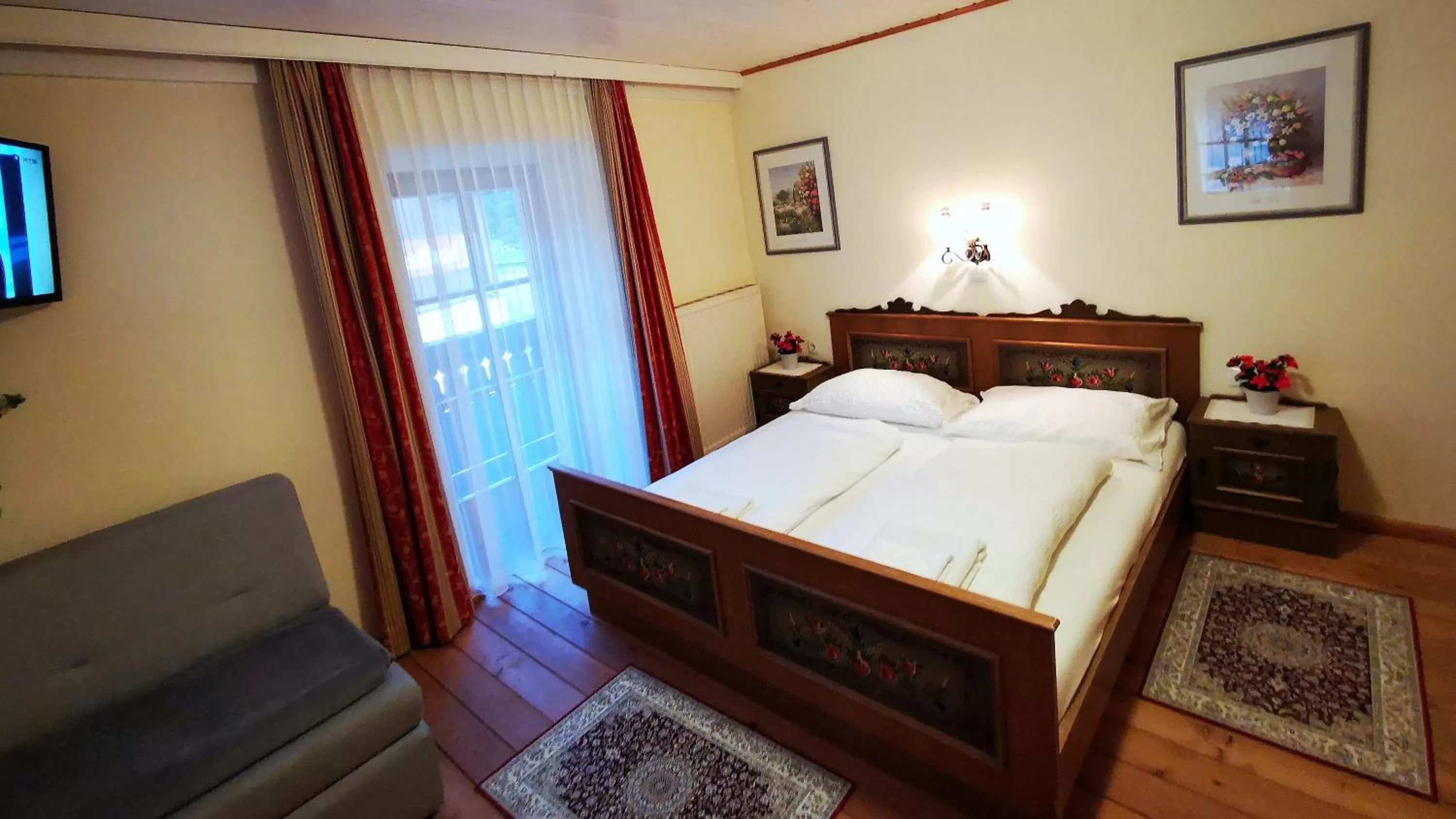 Photo of the whole room, Bed in Gasthof Geronimo