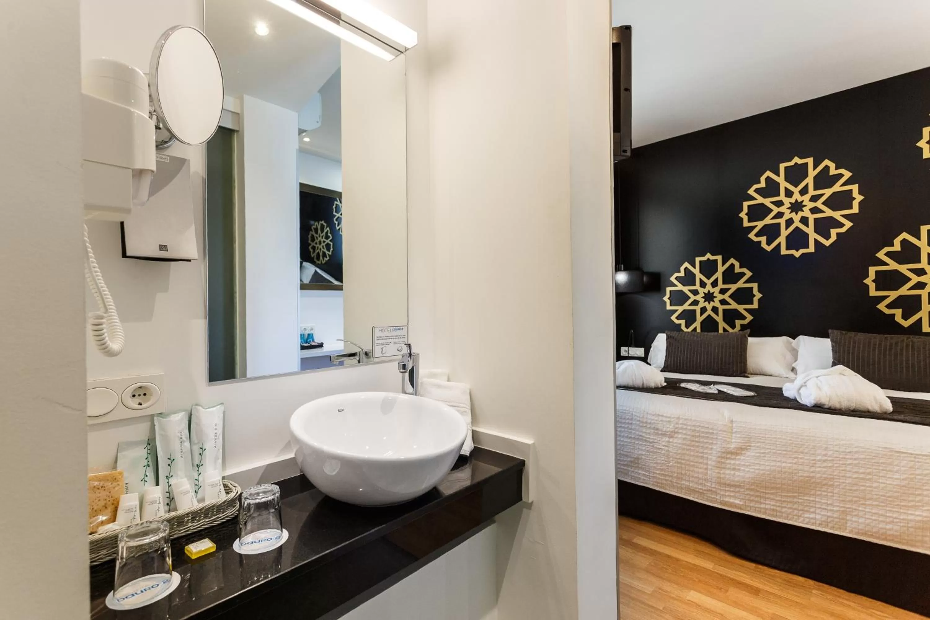 Hot Tub, Bed in Hotel Comfort Dauro 2