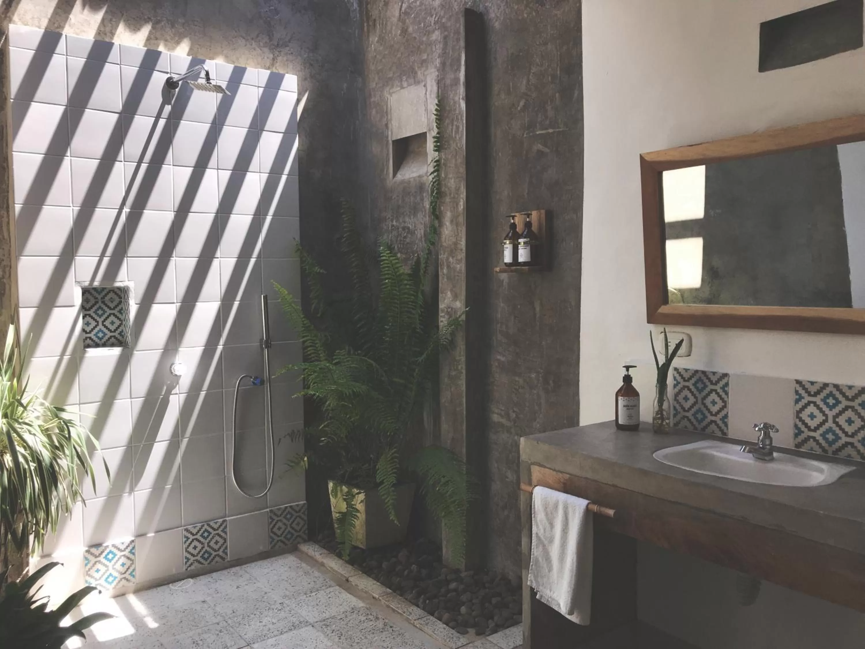 Shower, Bathroom in Waka Hotel Rural