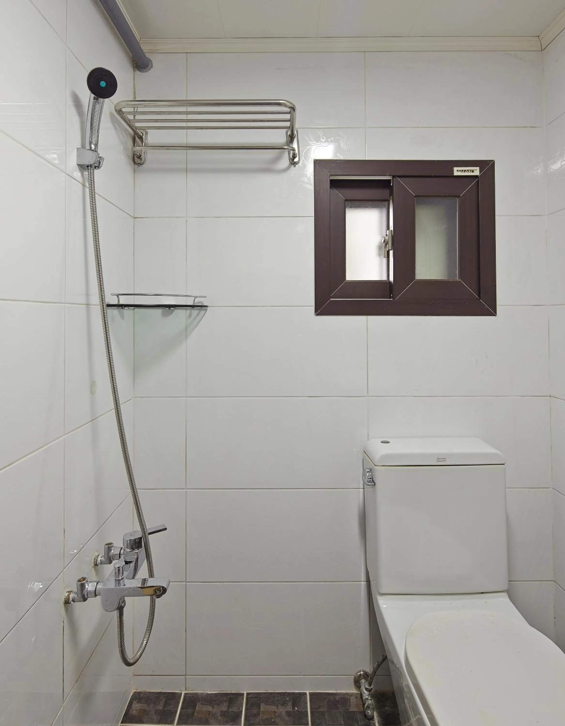 Shower in Jiwoljang Guesthouse