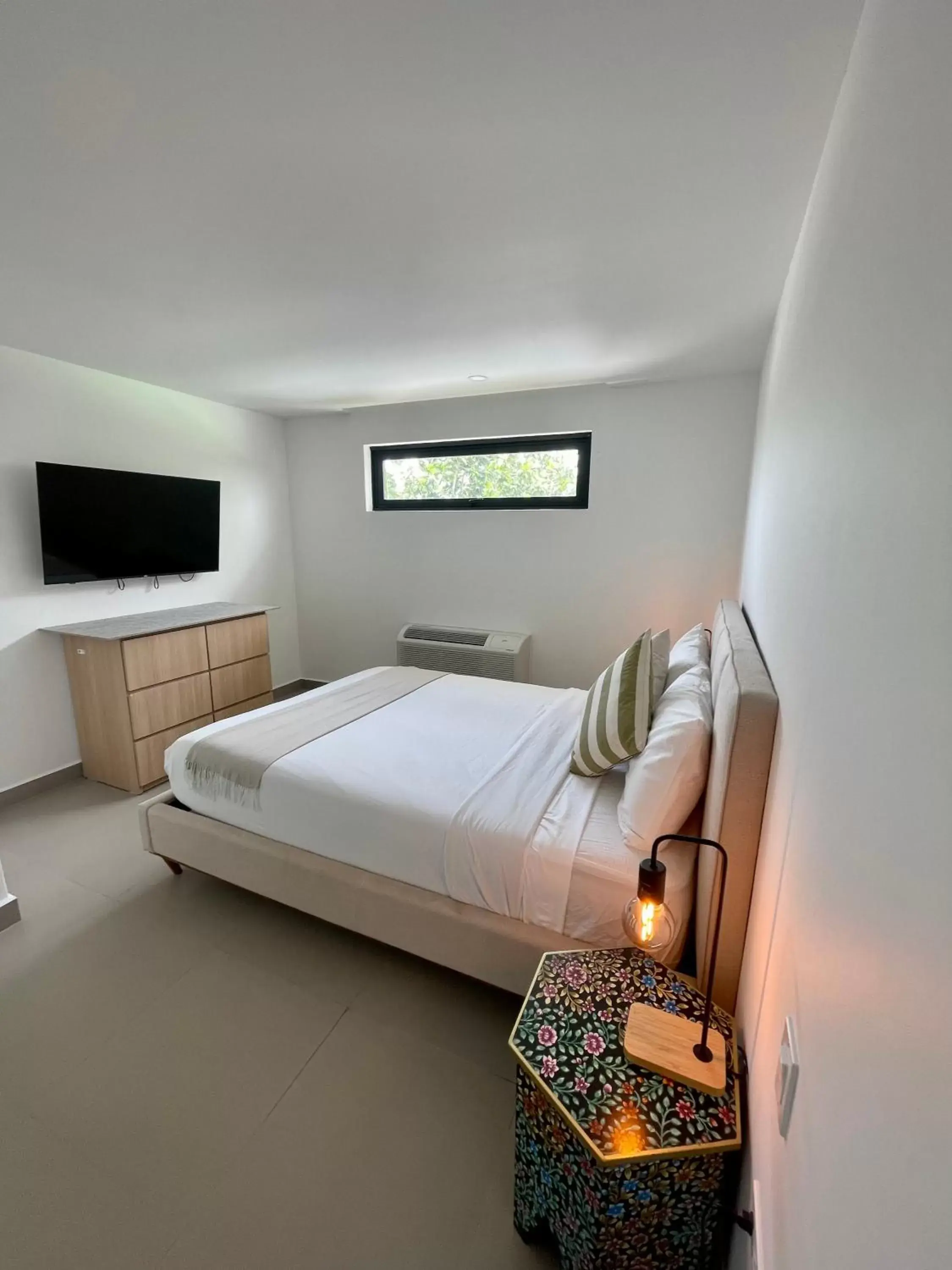 Double Room with Shared Bathroom in La Calma Poshtel Double Room with Shared Bathroom in La Calma Poshtel