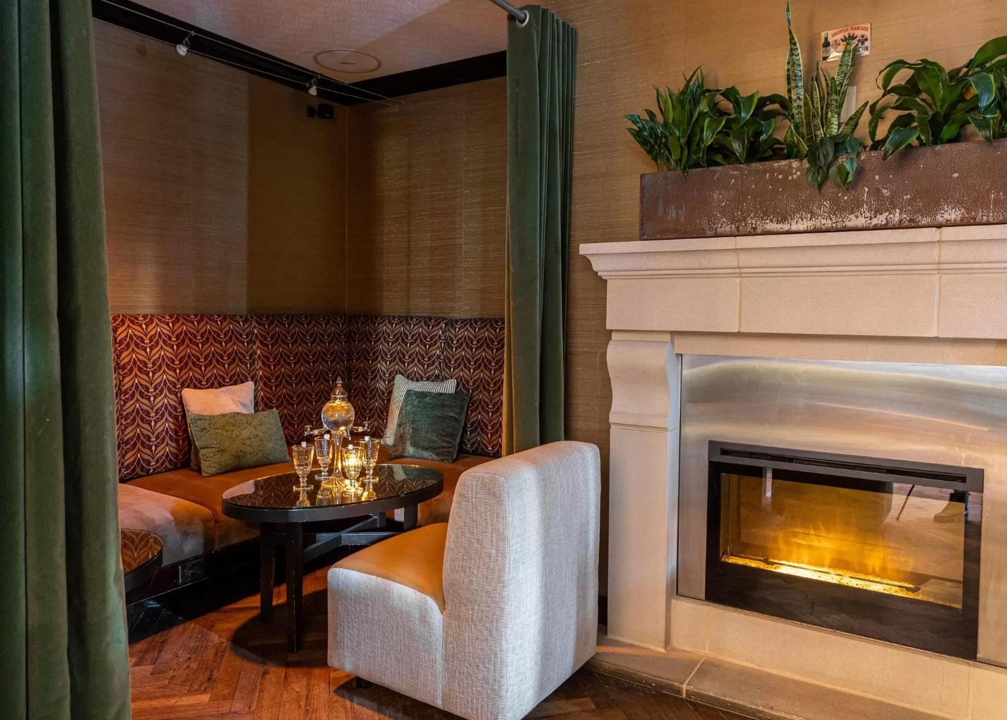 Lounge or bar in InterContinental Montreal by IHG