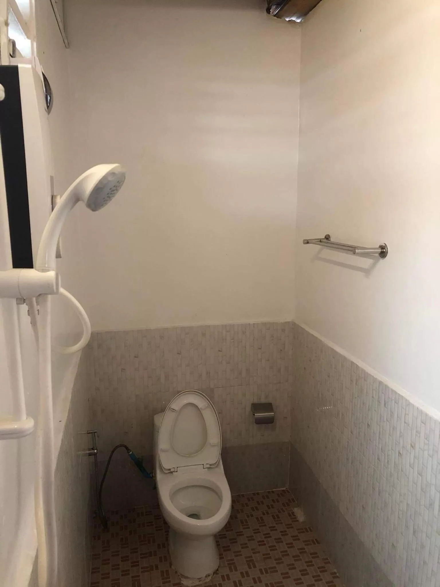 Shower in Nomad Guesthouse