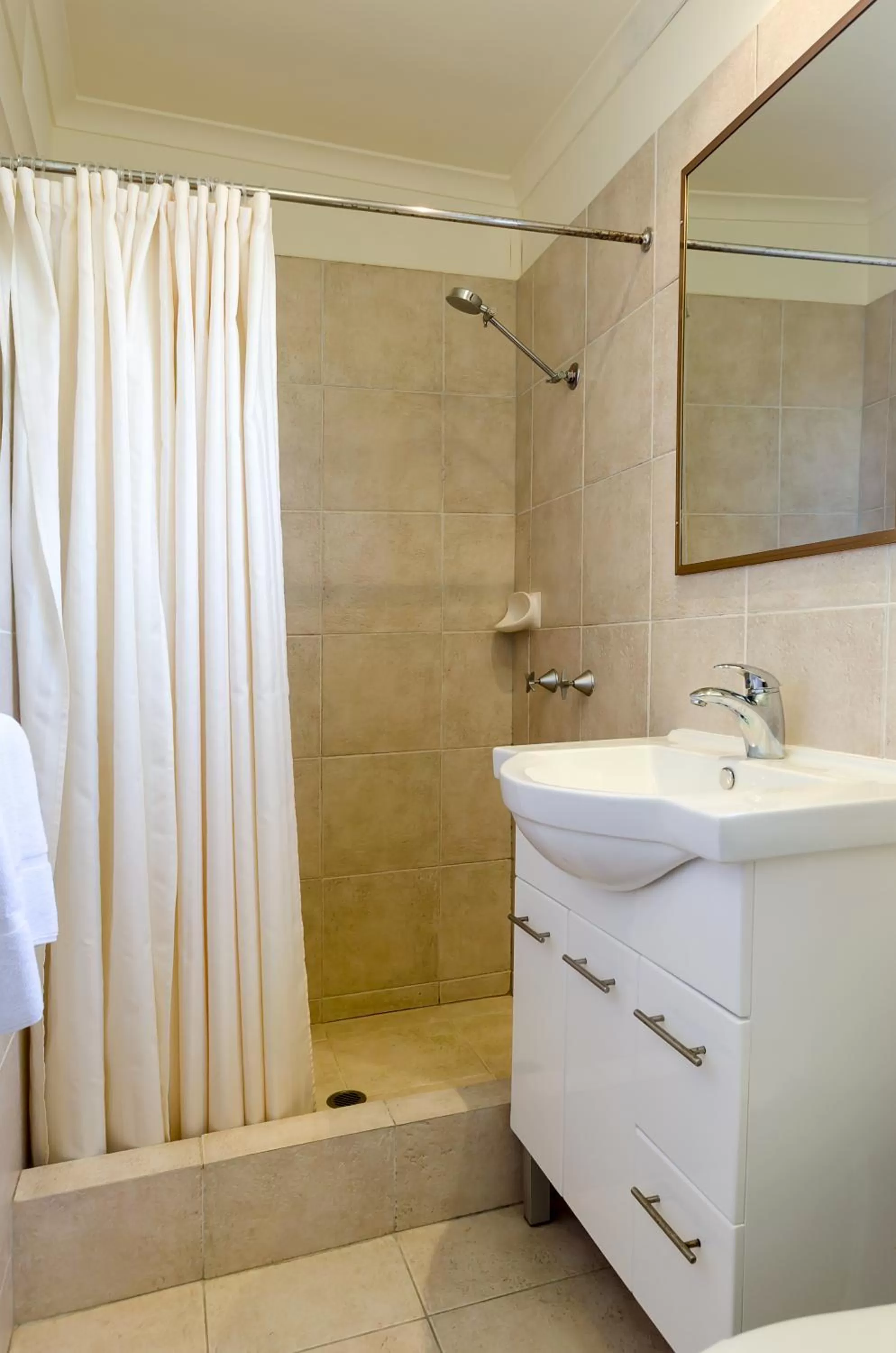 Bathroom in Centrepoint Midcity Motor Inn