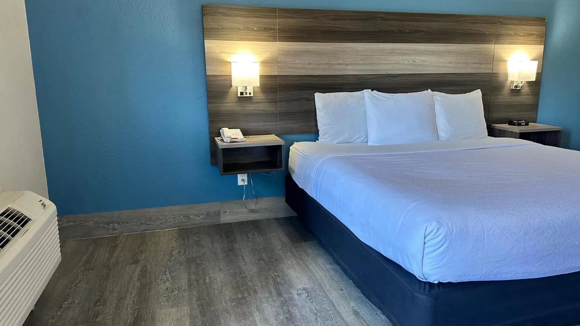 Bedroom, Bed in Days Inn by Wyndham San Diego Vista