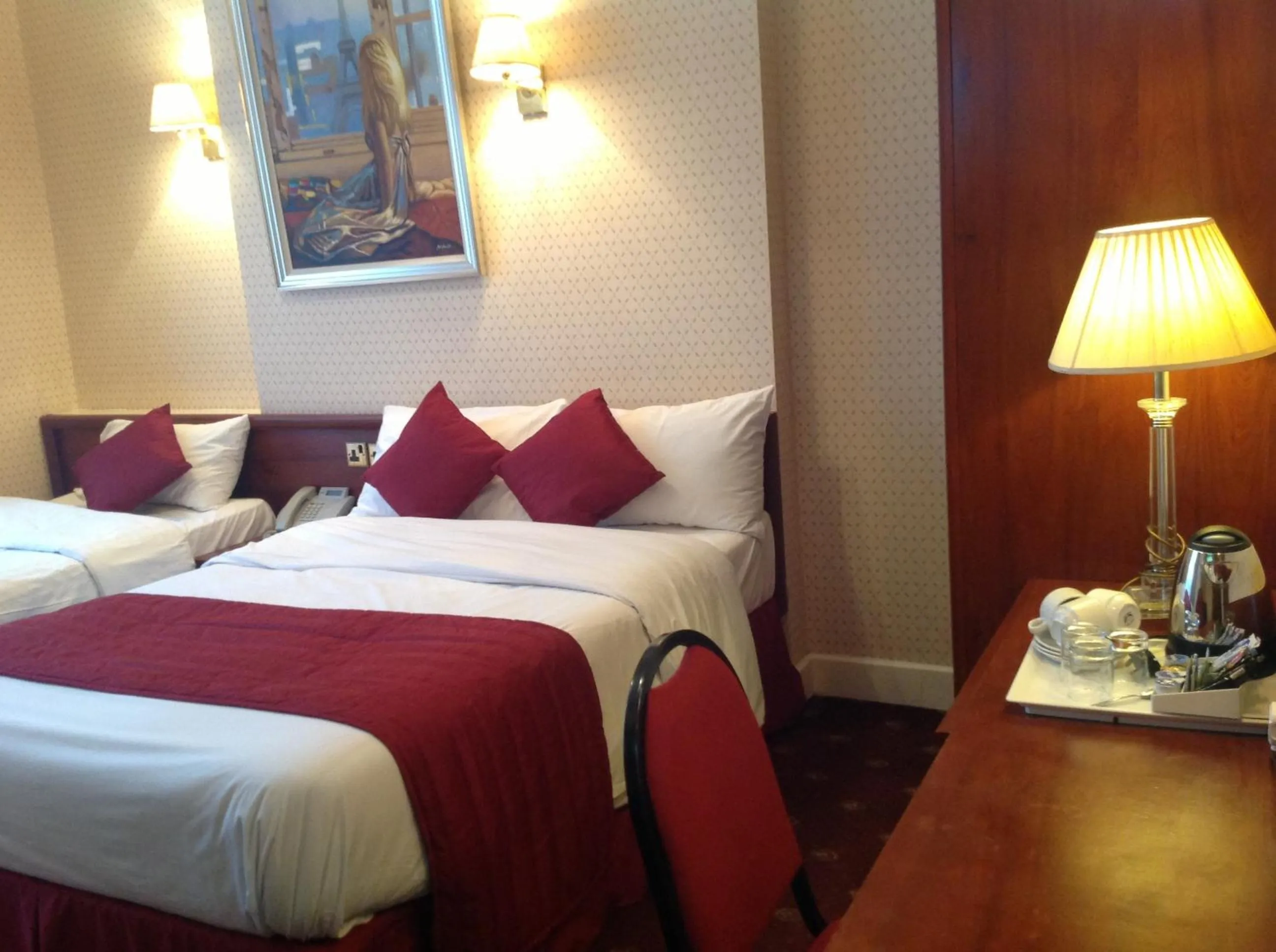 Photo of the whole room, Bed in Avon Hotel