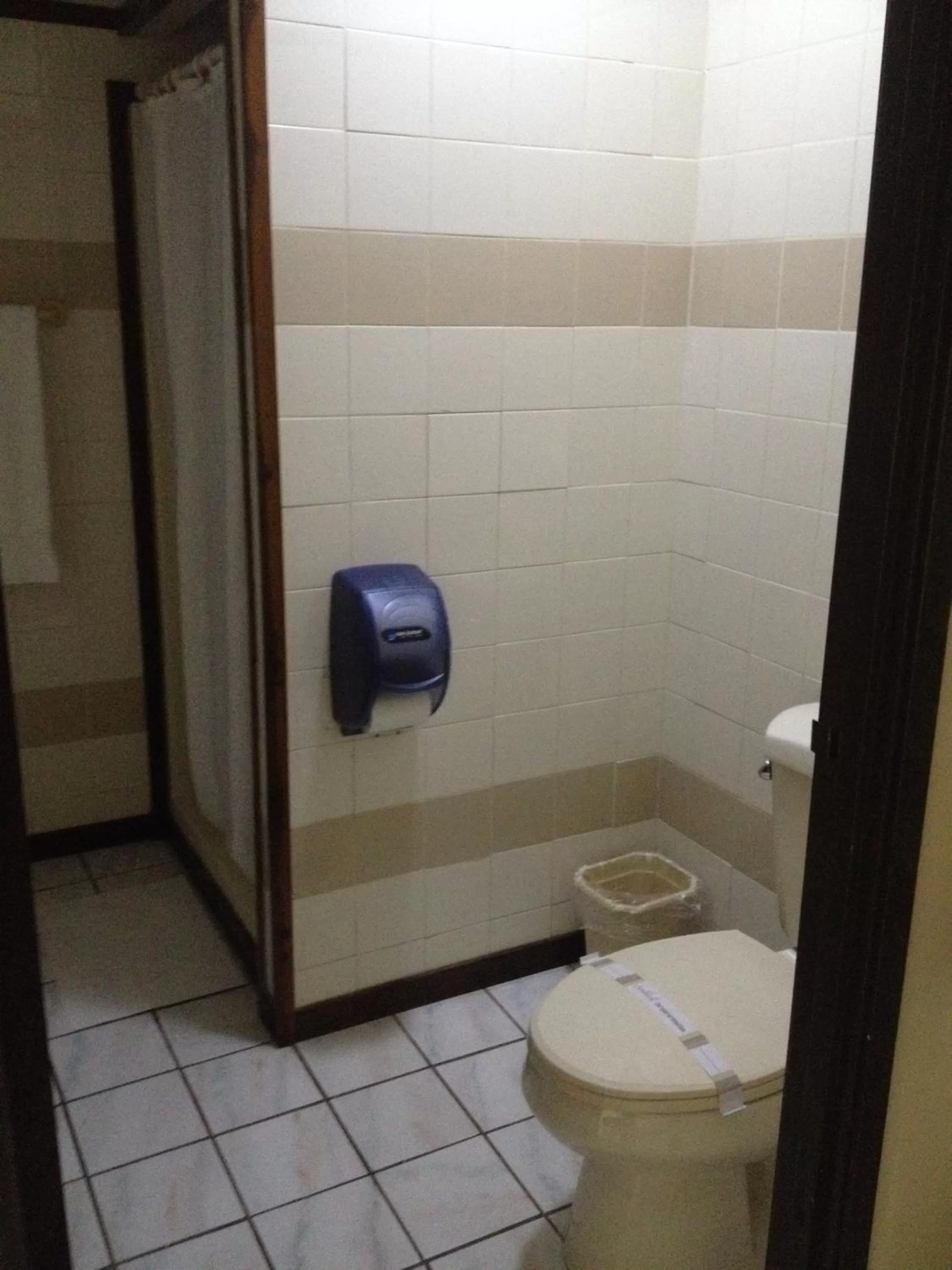 Toilet, Bathroom in Arecibo Inn