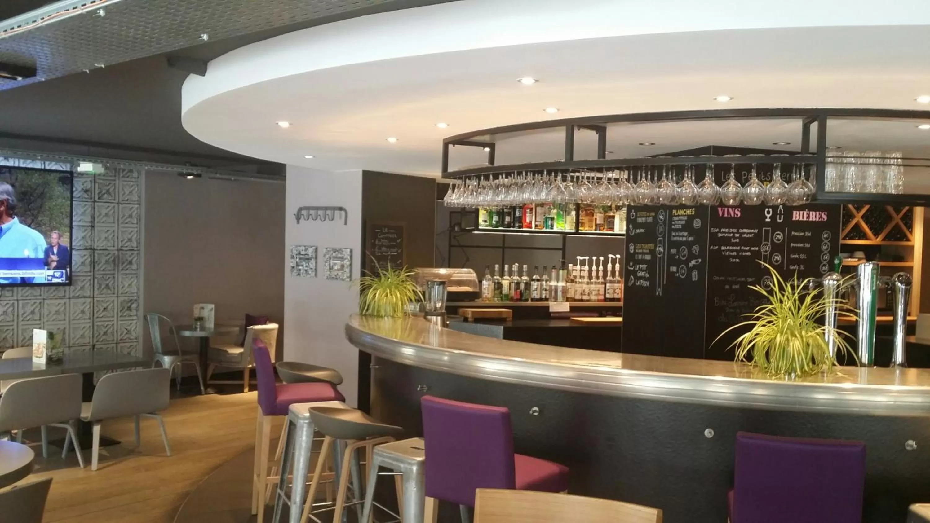 Communal lounge/ TV room in Campanile Nancy Centre - Gare