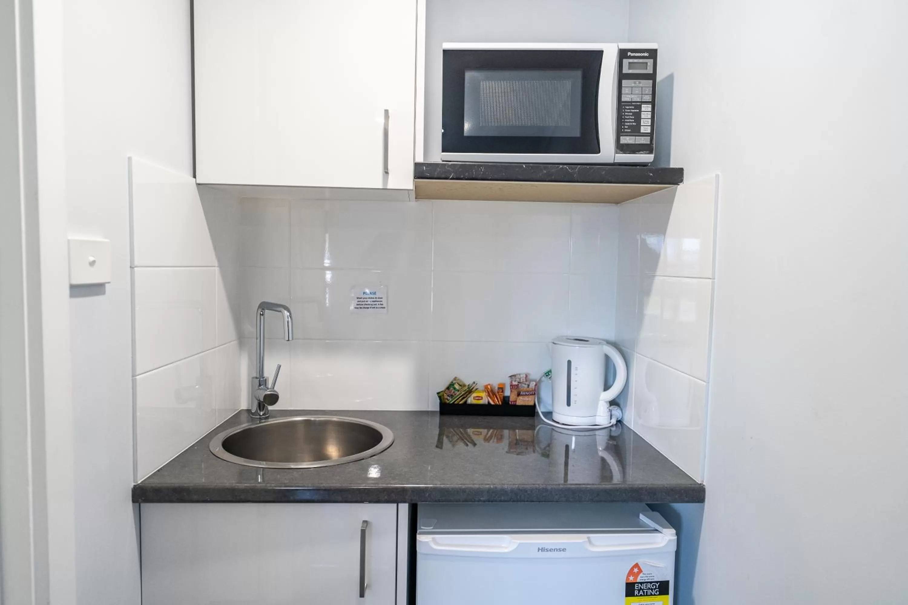 Kitchen or kitchenette in Bega Motel