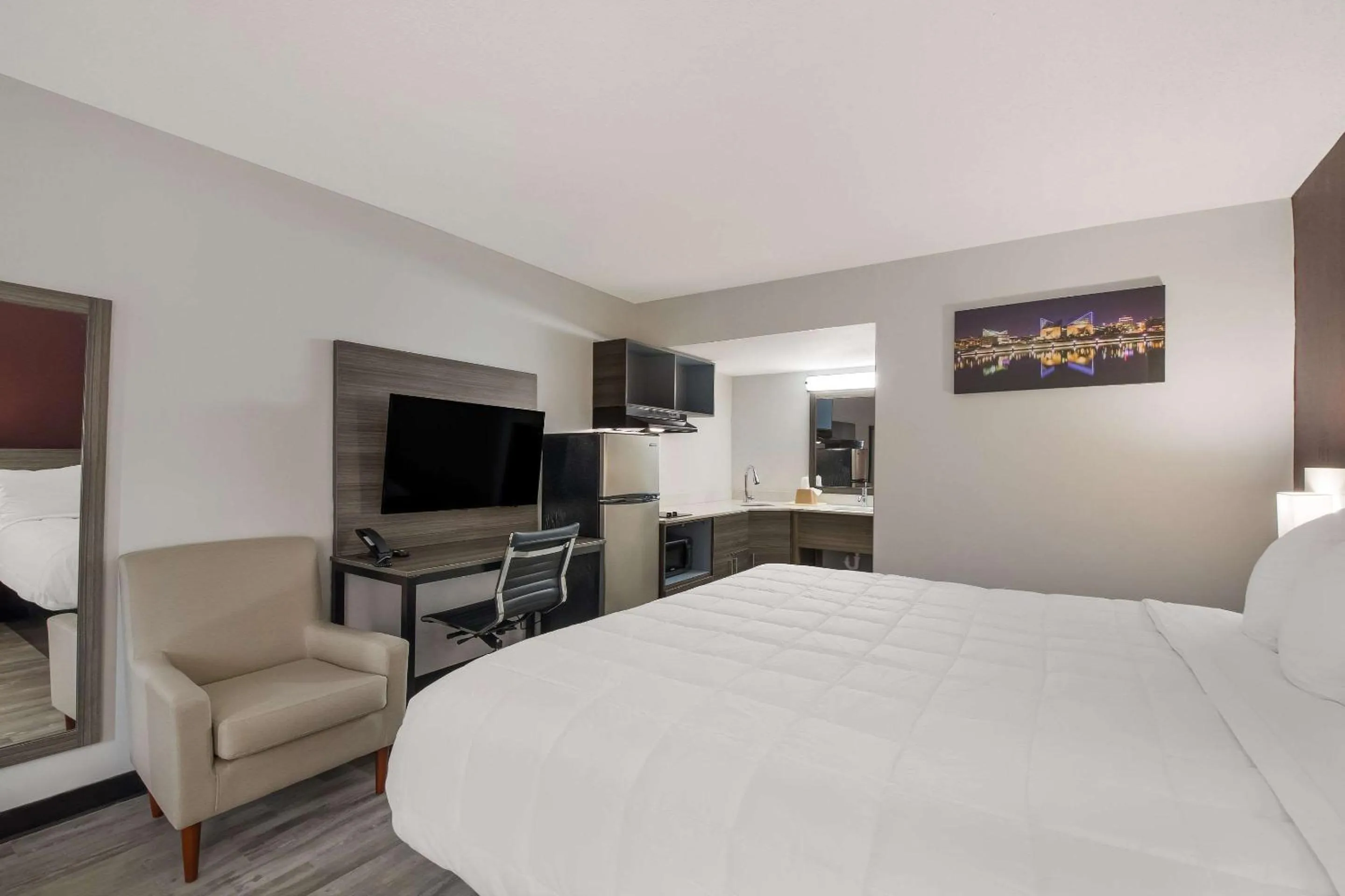 Bedroom, Bed in Suburban Studios Cleveland Central