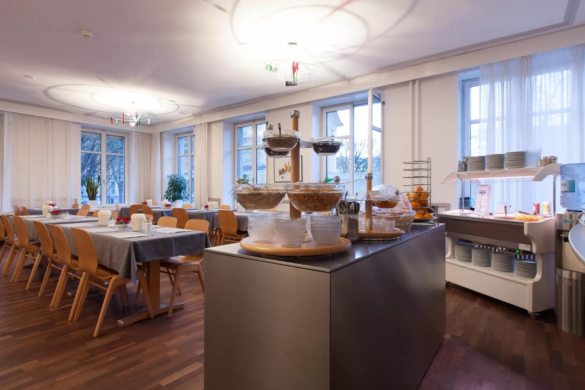 Restaurant/places to eat in Hotel Alpha