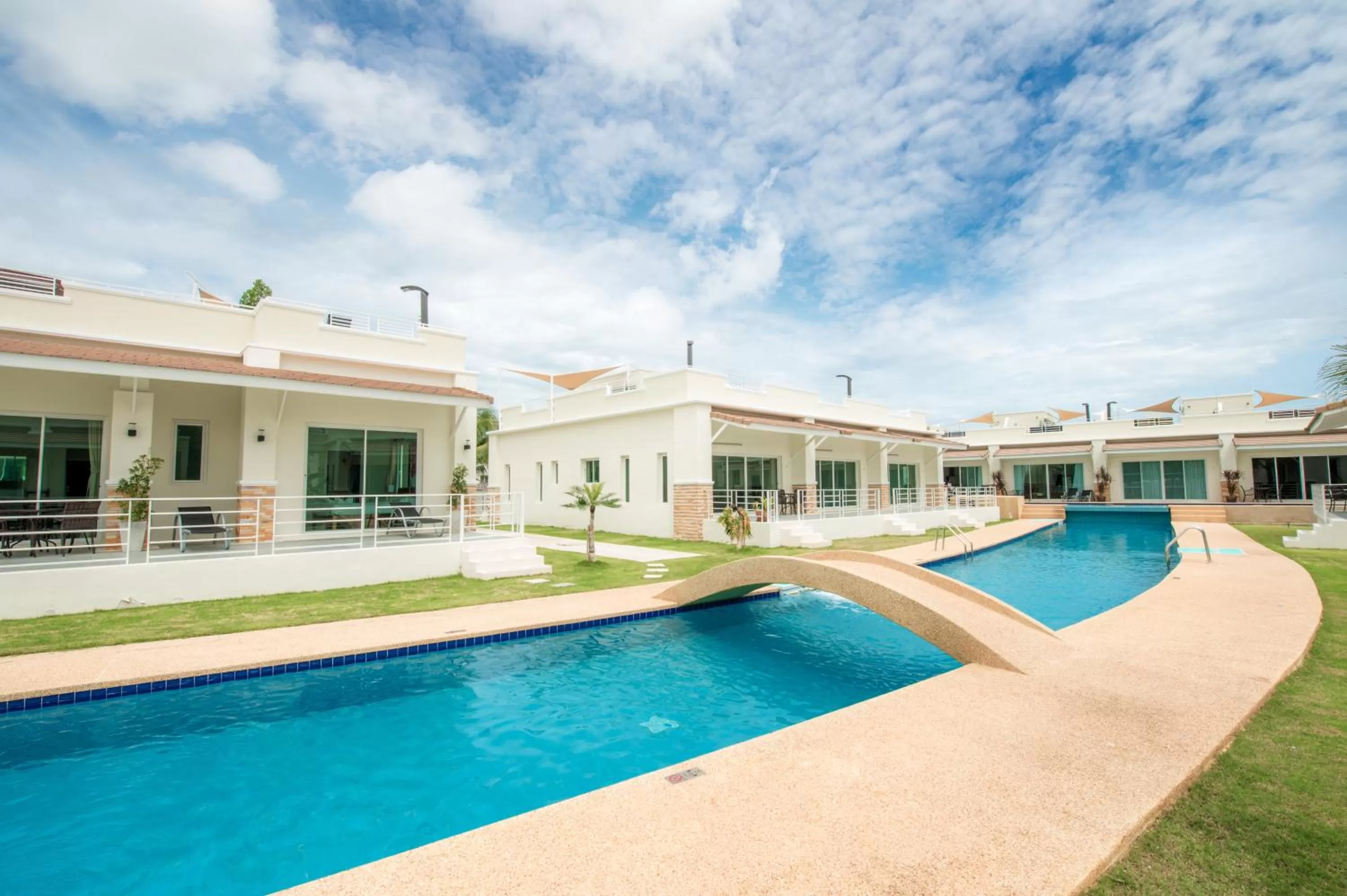 Swimming pool in Oriental Beach Pearl Resort