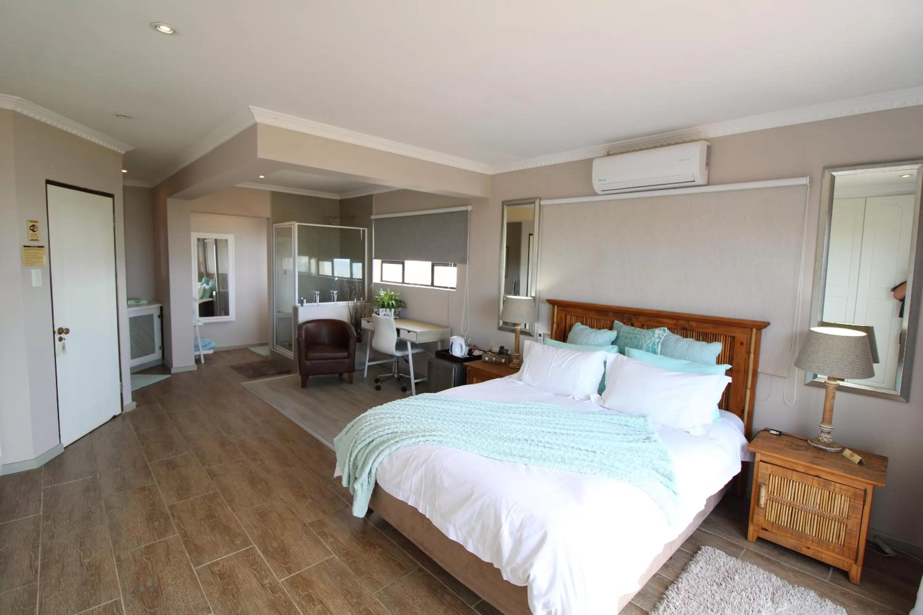 Sea view, Bed in Cove View B&B