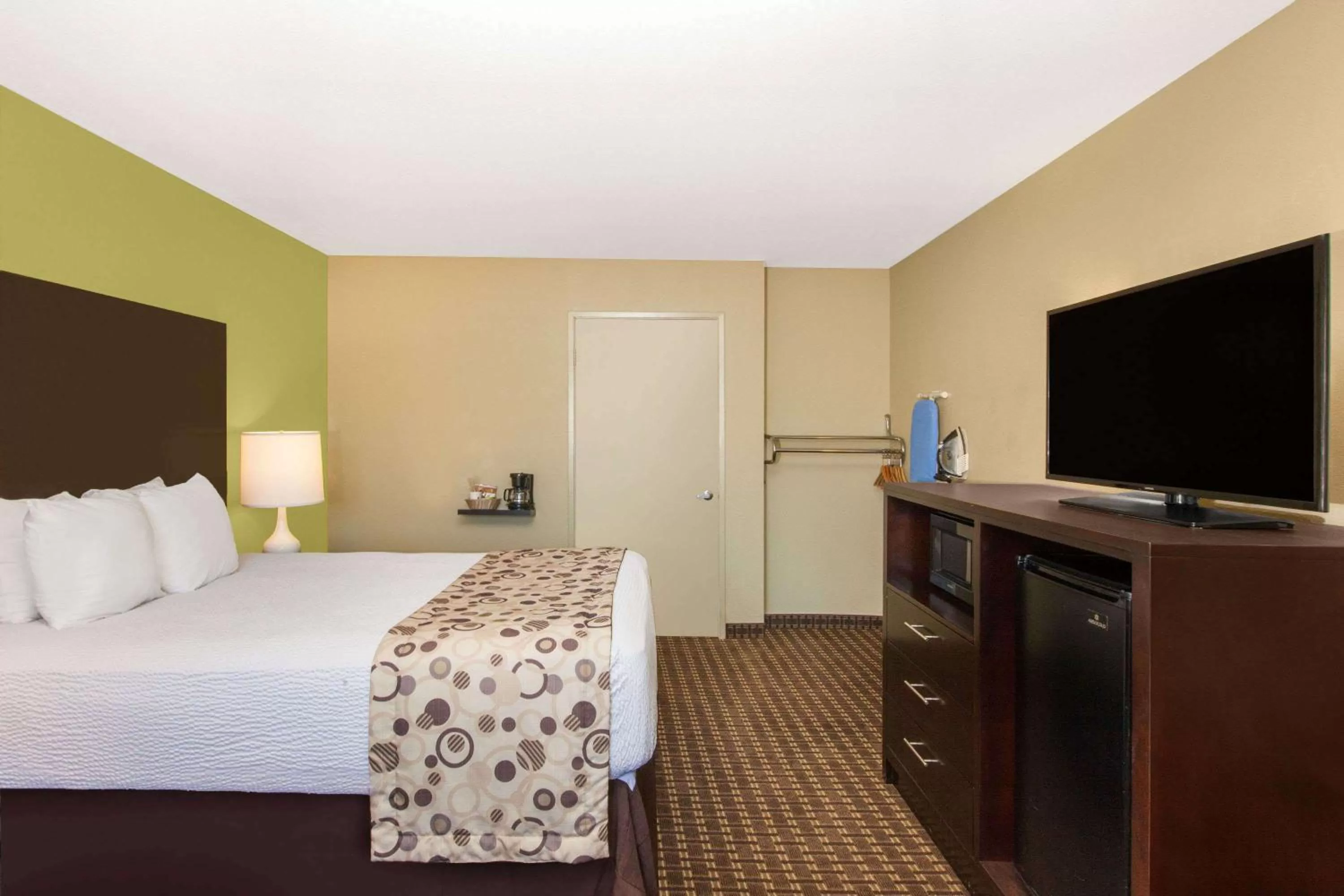 Photo of the whole room, Bed in Days Inn by Wyndham San Jose Airport