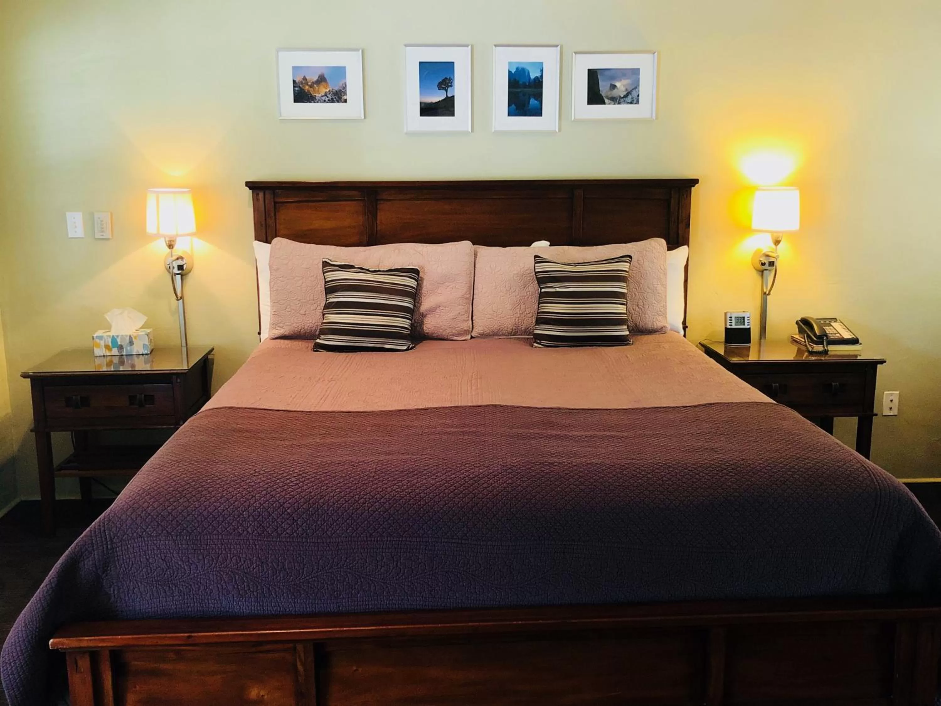 Bed in Queen's Inn By The River