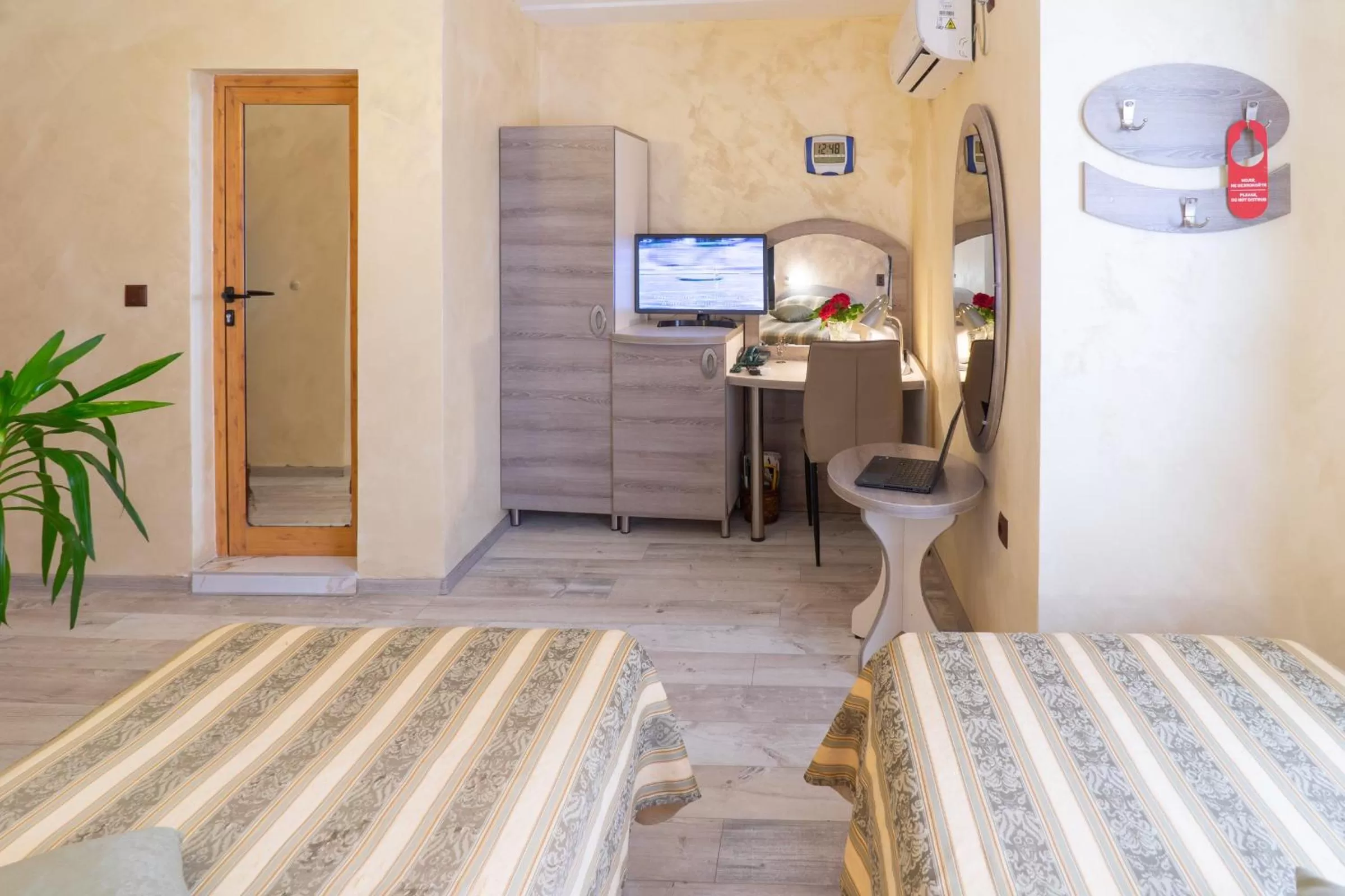 TV and multimedia, Bed in Hotel Color