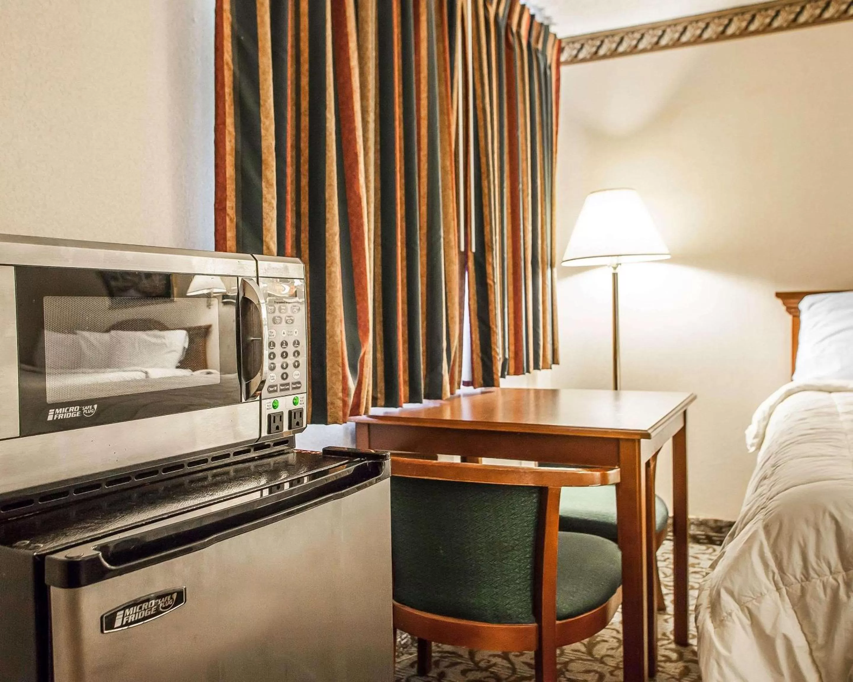 Photo of the whole room, Bed in Econo Lodge Newton