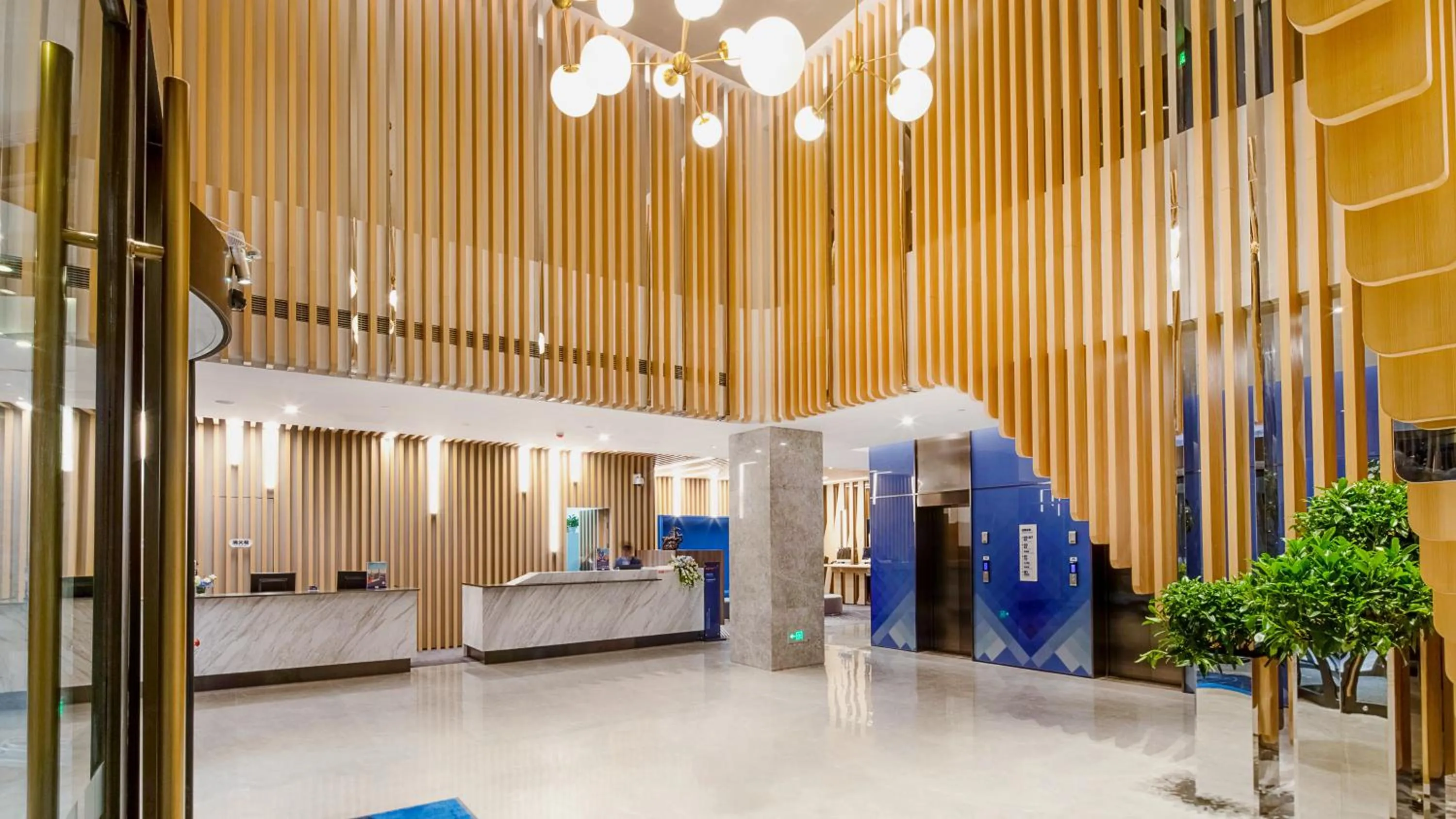 Property building, Bed in Holiday Inn Express Shanghai Hongqiao North by IHG