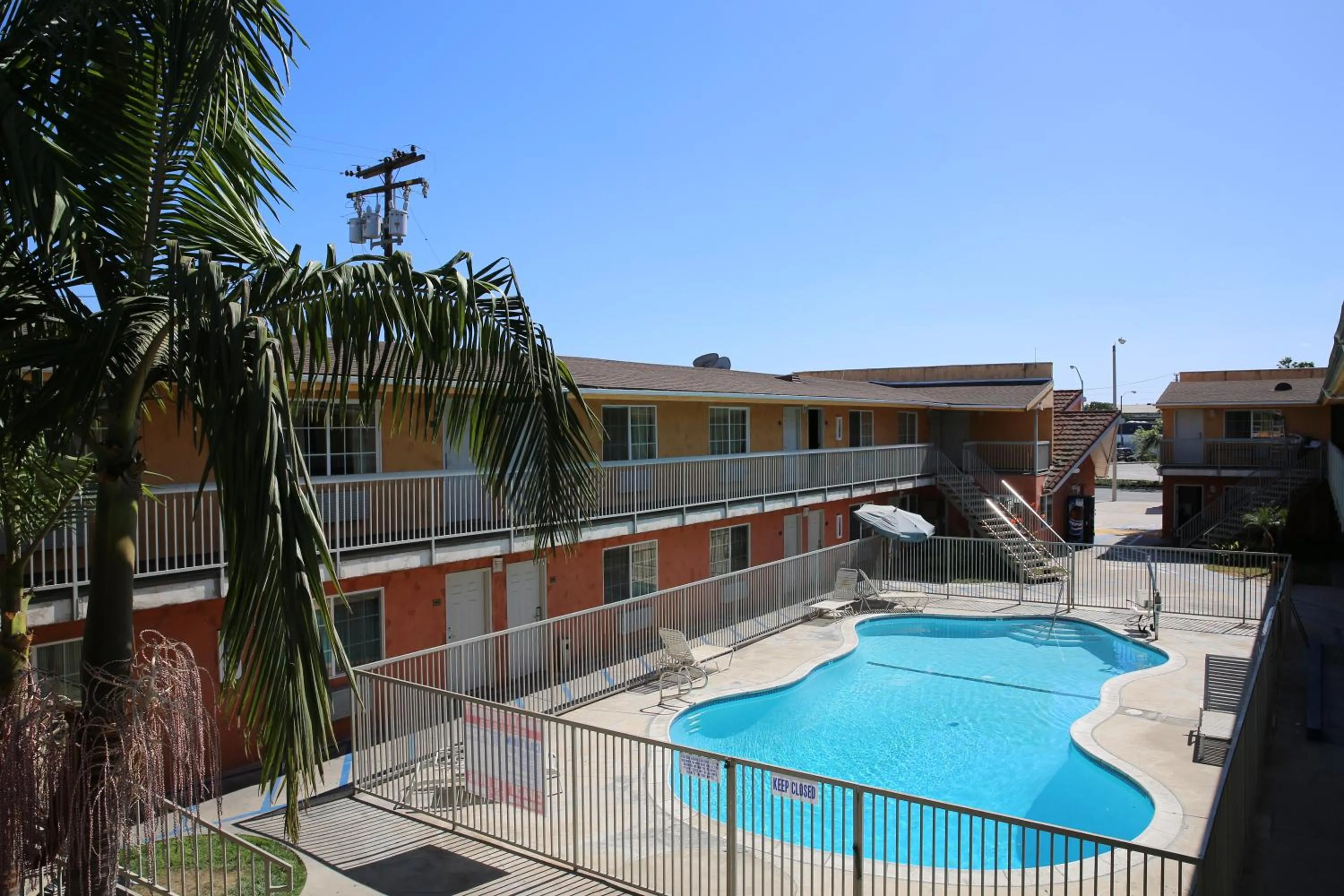 Chateau Inn & Suites