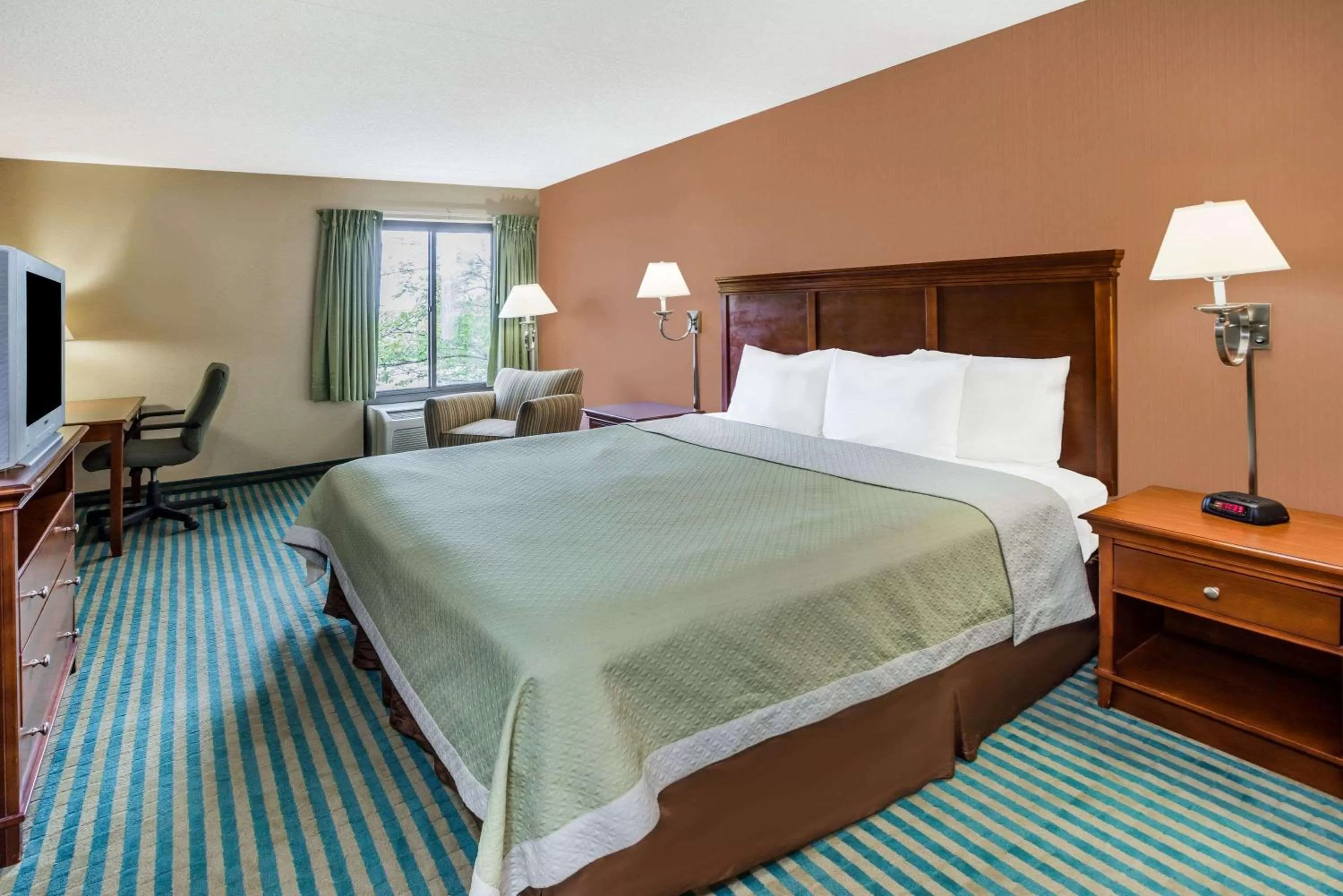 Photo of the whole room, Bed in Days Inn by Wyndham Westminster