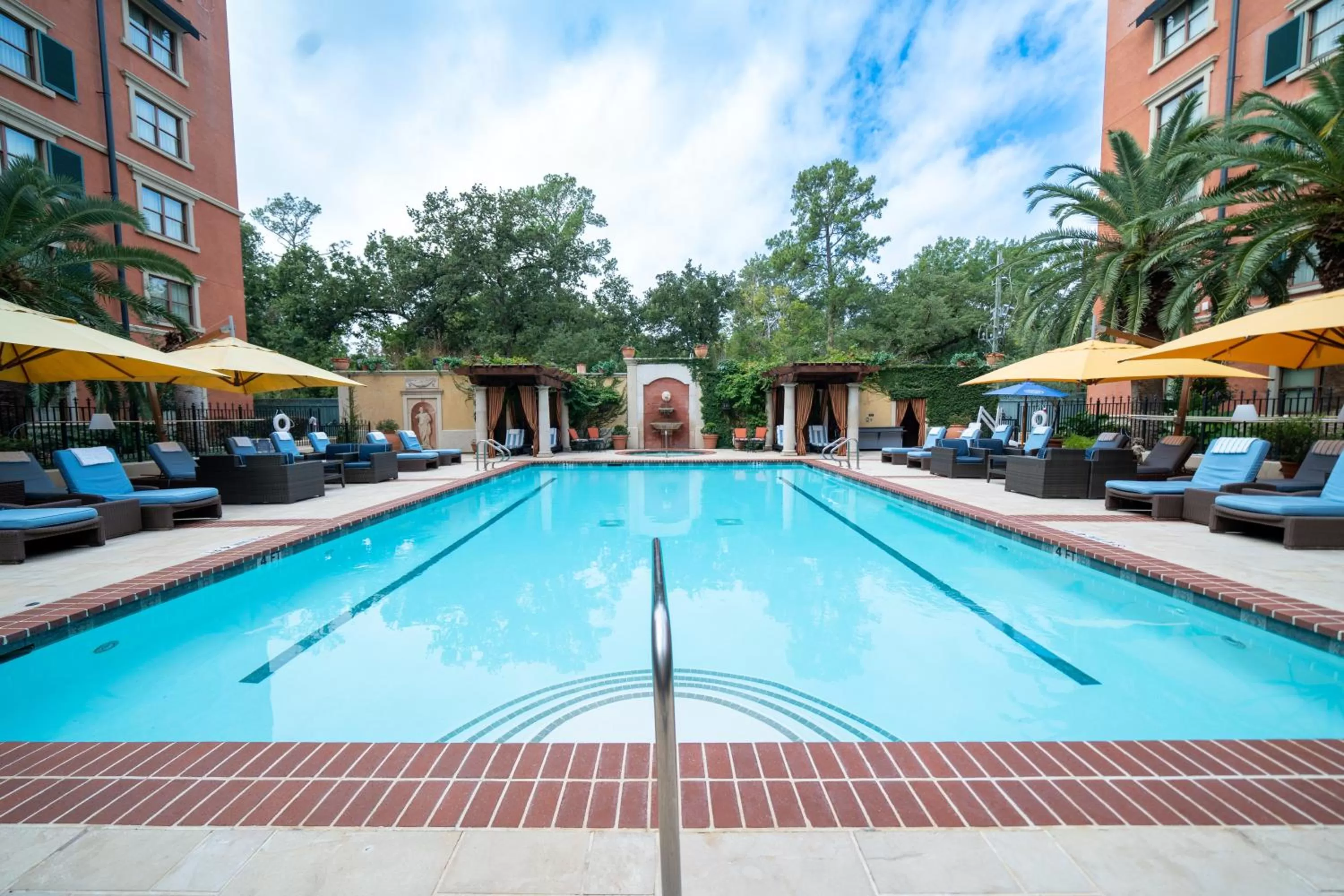 Swimming pool in Hotel Granduca Houston