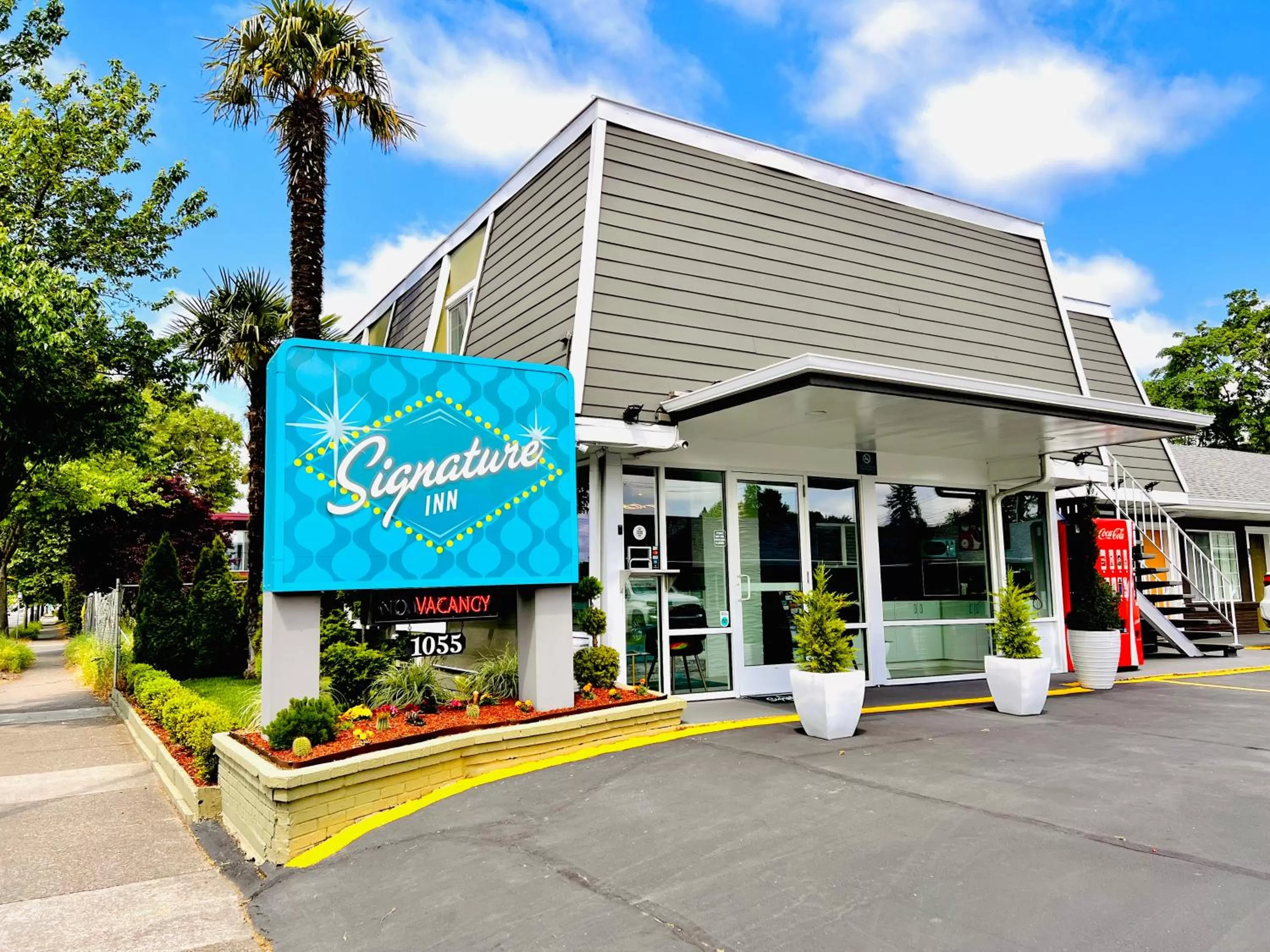 Property building in Signature Inn Eugene