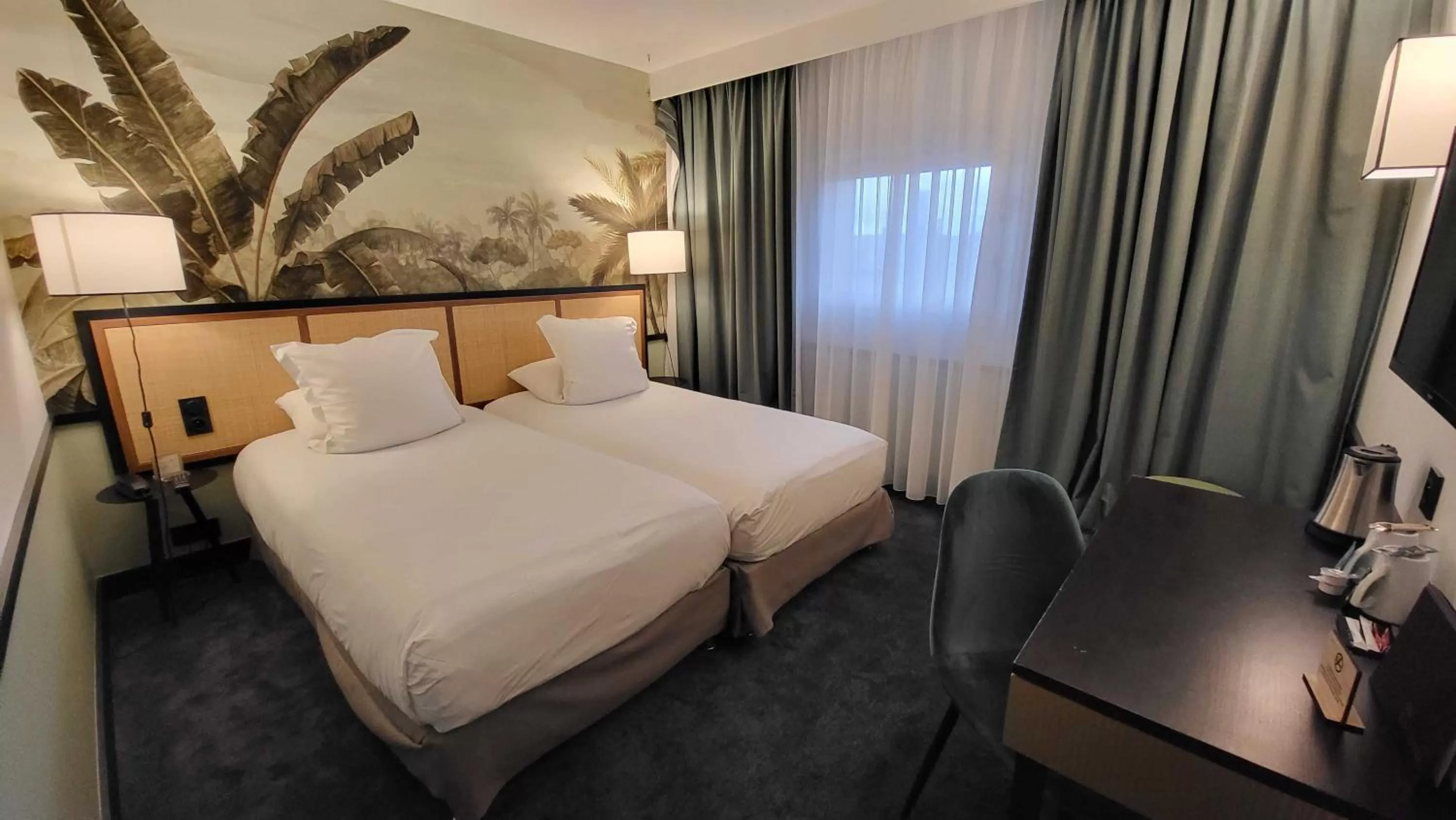 Bed in Hôtel Paris Neuilly