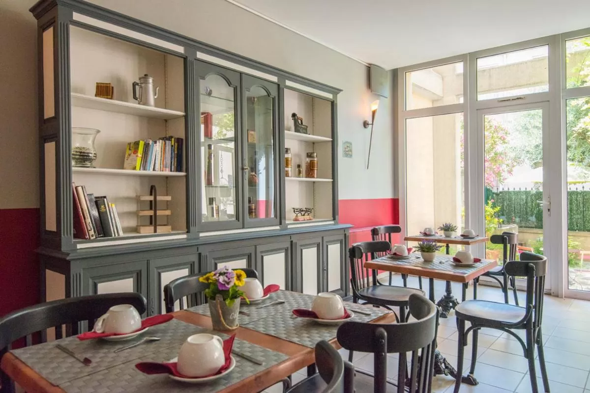 Restaurant/places to eat in Hotel du Forum